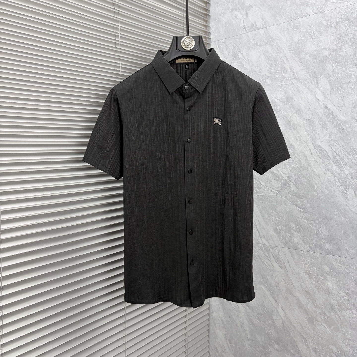 NO:916145,Burberry men's 2026 spring and summer new short-sleeved shirts, men's elegant and stylish first choice in autumn and winter, long-sleeved lapels, high-end simple series of polo shirts that can be worn all year round!  The upper body is crisp and stylish, and it doesn’t look out of place when worn alone!  Size M-3XL, next day shipping, burberry, shirts, T-shirt,19860909巴宝莉 男款2026春夏新款短袖衬衫,男人秋冬季优雅高大尚首选单品长袖翻领,可以穿一整年的polo衫高端简约系列 ！上身挺括有型,单穿内搭毫无违和感！码数Ｍ-3XL,隔天出货,,burberry,shirts,T-shirt,,Men's clothing