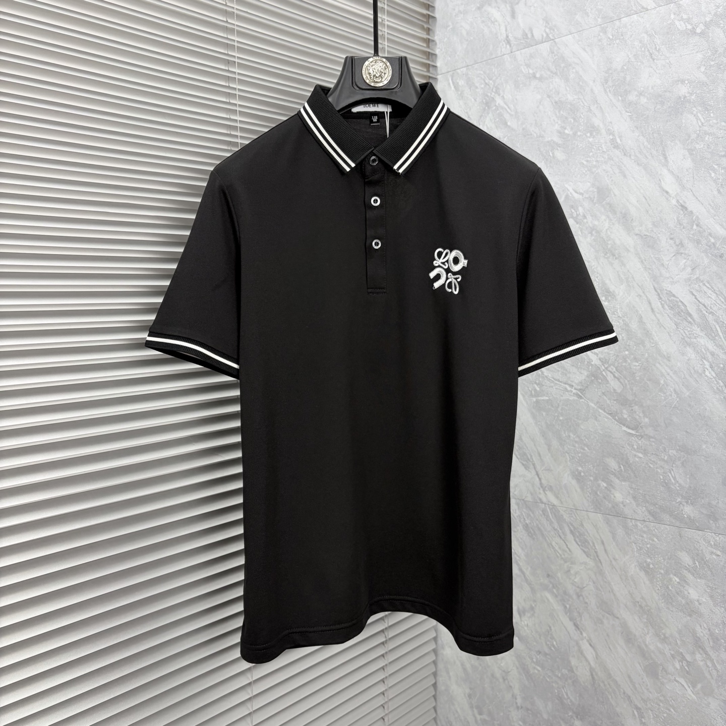 NO:916150,Luo Yiwei men's 2026 spring and summer new short-sleeved lapel polo shirt, men's elegant and stylish first choice in autumn and winter, long-sleeved lapel, high-end simple series of polo shirts that can be worn all year round!  The upper body is crisp and stylish, and it doesn’t look out of place when worn alone!  Size M-3XL, next day shipping, loewe, T-shirt,19860909罗意威 男款2026春夏新款短袖翻领Polo衫,男人秋冬季优雅高大尚首选单品长袖翻领,可以穿一整年的polo衫高端简约系列 ！上身挺括有型,单穿内搭毫无违和感！码数Ｍ-3XL,隔天出货,,loewe,T-shirt,,Men's clothing