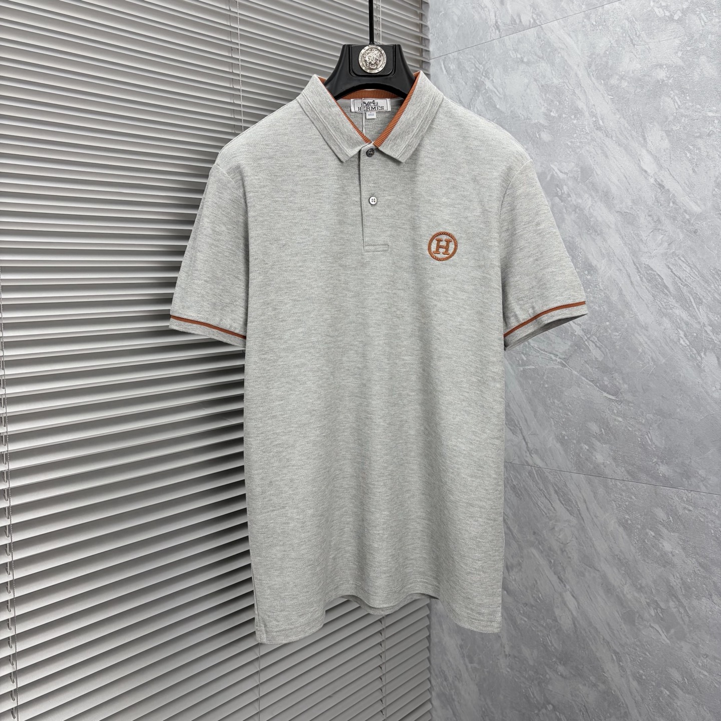 NO:916147,Hermès men's 2026 spring and summer new short-sleeved lapel polo shirt, men's elegant and stylish first choice in autumn and winter, long-sleeved lapel, high-end simple series of polo shirts that can be worn all year round!  The upper body is crisp and stylish, and it doesn’t look out of place when worn alone!  Size M-3XL, next day shipping, hermes, T-shirt,19860909爱马仕 男款2026春夏新款短袖翻领Polo衫,男人秋冬季优雅高大尚首选单品长袖翻领,可以穿一整年的polo衫高端简约系列 ！上身挺括有型,单穿内搭毫无违和感！码数Ｍ-3XL,隔天出货,,hermes,T-shirt,,Men's clothing