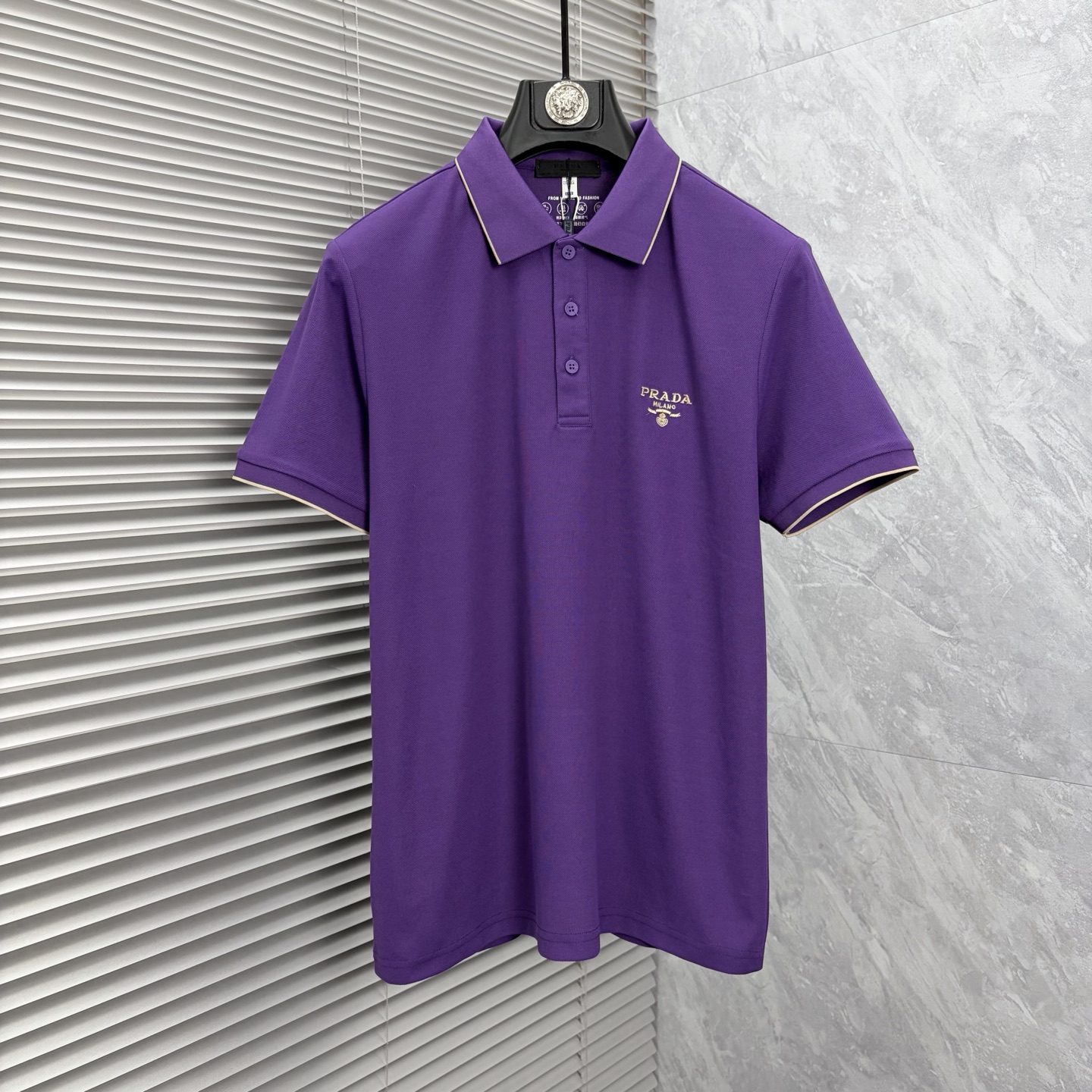 NO:916153,Prada men's 2026 spring and summer new short-sleeved lapel polo shirt, men's elegant and stylish first choice in autumn and winter, long-sleeved lapel, high-end simple series of polo shirts that can be worn all year round!  The upper body is crisp and stylish, and it doesn’t look out of place when worn alone!  Size M-3XL, next day shipping, prada, T-shirt,19860909普拉达 男款2026春夏新款短袖翻领Polo衫,男人秋冬季优雅高大尚首选单品长袖翻领,可以穿一整年的polo衫高端简约系列 ！上身挺括有型,单穿内搭毫无违和感！码数Ｍ-3XL,隔天出货,,prada,T-shirt,,Men's clothing