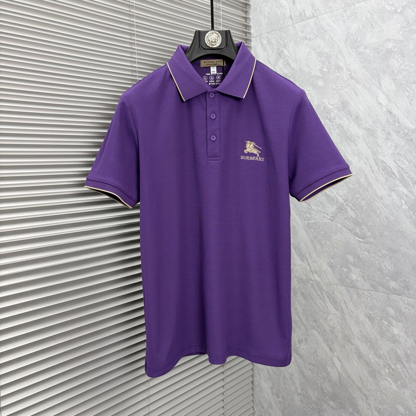 NO:916156,Burberry men's 2026 spring and summer new short-sleeved lapel polo shirt, men's elegant and stylish first choice in autumn and winter, long-sleeved lapel, high-end simple series of polo shirts that can be worn all year round!  The upper body is crisp and stylish, and it doesn’t look out of place when worn alone!  Size M-3XL, next day shipping, burberry, T-shirt,19860909巴宝莉 男款2026春夏新款短袖翻领Polo衫,男人秋冬季优雅高大尚首选单品长袖翻领,可以穿一整年的polo衫高端简约系列 ！上身挺括有型,单穿内搭毫无违和感！码数Ｍ-3XL,隔天出货,,burberry,T-shirt,,Men's clothing