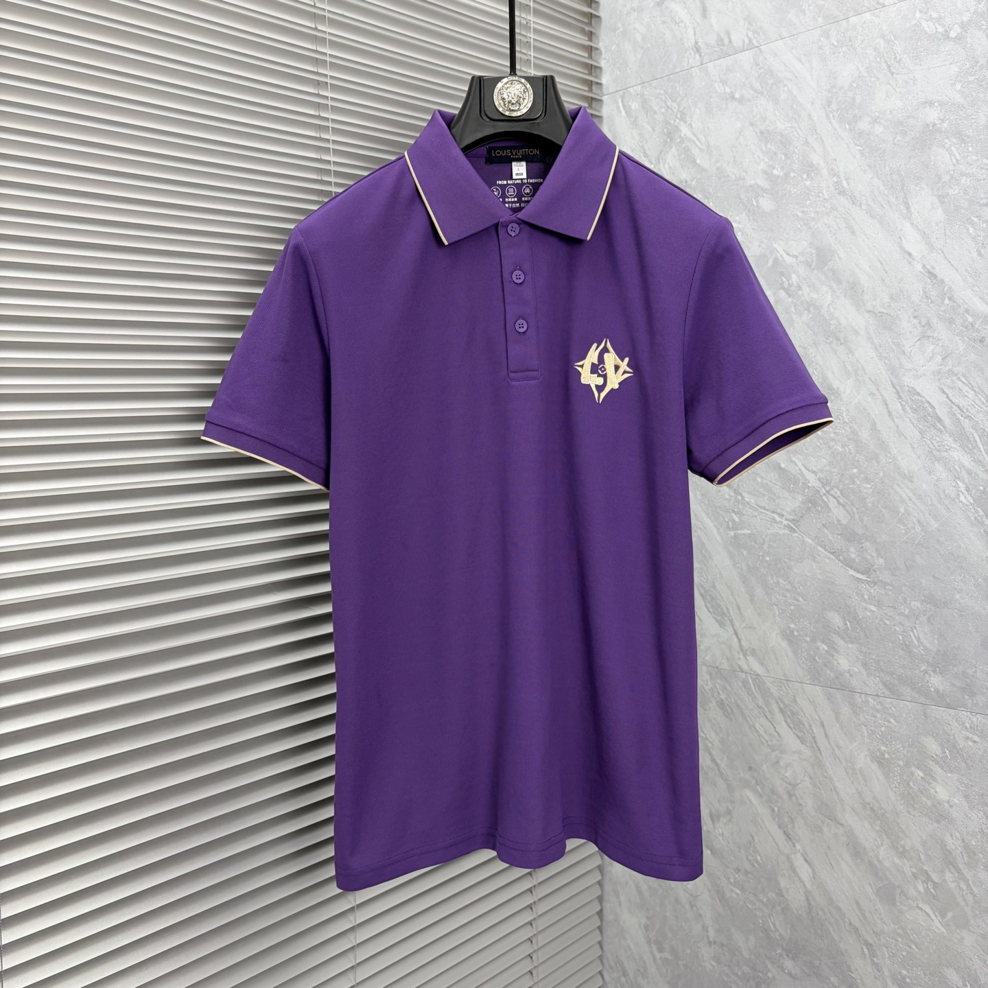 NO:916159,LV men's 2026 spring and summer new short-sleeved lapel polo shirt, men's elegant and stylish first choice in autumn and winter, long-sleeved lapel, high-end simple series of polo shirts that can be worn all year round!  The upper body is crisp and stylish, and it doesn’t look out of place when worn alone!  Size M-3XL, next day shipping, louis vuitton, T-shirt,19860909LV 男款2026春夏新款短袖翻领Polo衫,男人秋冬季优雅高大尚首选单品长袖翻领,可以穿一整年的polo衫高端简约系列 ！上身挺括有型,单穿内搭毫无违和感！码数Ｍ-3XL,隔天出货,,louis vuitton,T-shirt,,Men's clothing