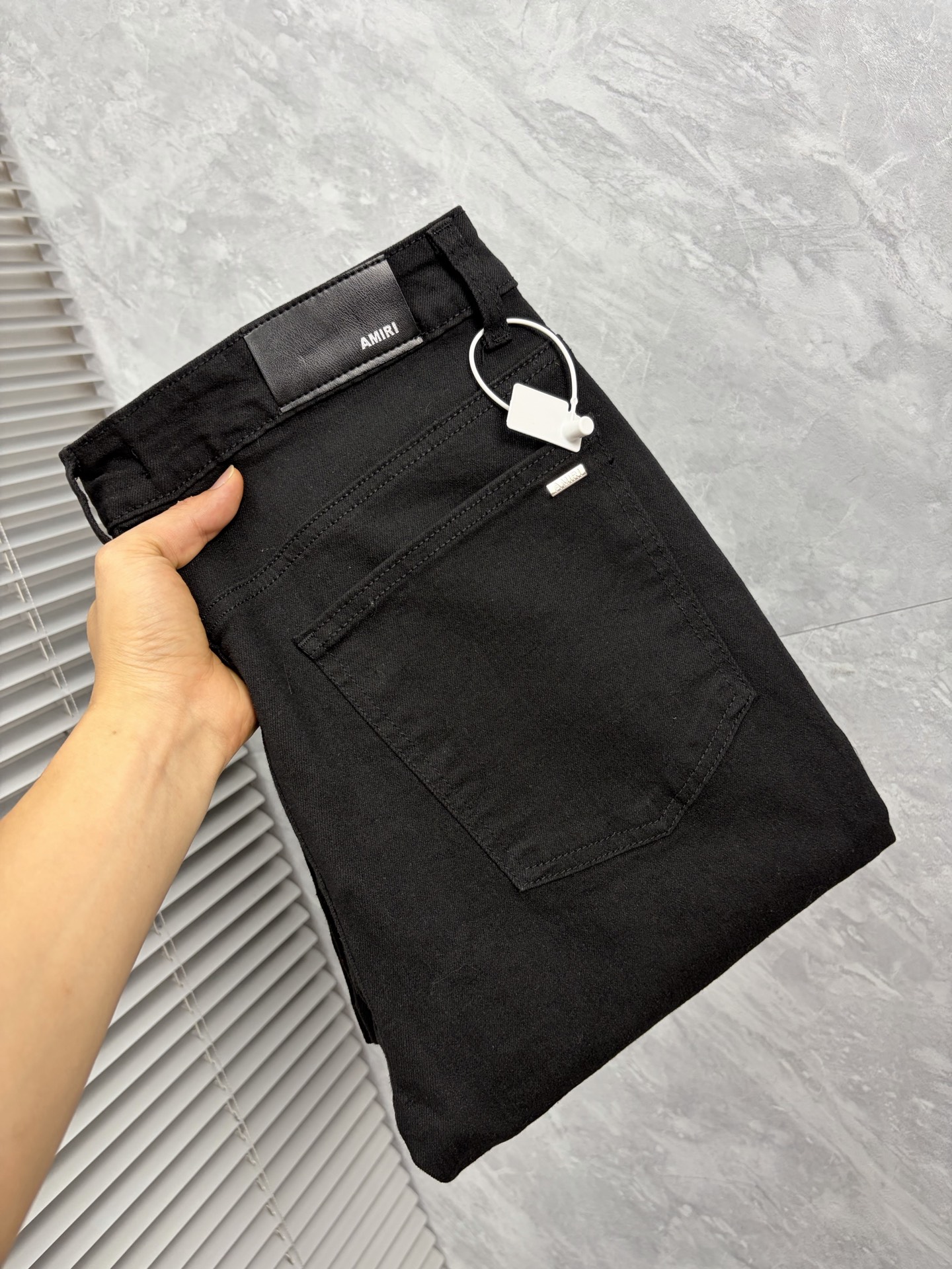 NO:907008,AM 2026 new men's jeans. Good elasticity. Exclusive sale on the official website. Stylish and elegant. Heavy craftsmanship design. Using original color yeast washing process. Selected imported heavyweight denim denim fabric. Equipped with counter hardware decoration. Genuine leather label. Exquisite stitching. Big brand style. Worth owning. Code number 28-36, no 35, shipped next day,,jeans,19860909AM 2026新品男士牛仔裤 面料弹性好.独家发售 官网同步 时尚优雅 重工艺设计.采用原色酵母水洗工艺 精选进口重磅丹宁牛仔面料 配专柜五金装饰 真皮皮牌 精致车线 大牌风范 值得拥有.码数28-36无35,隔天出货,,jeans,,Men's clothing