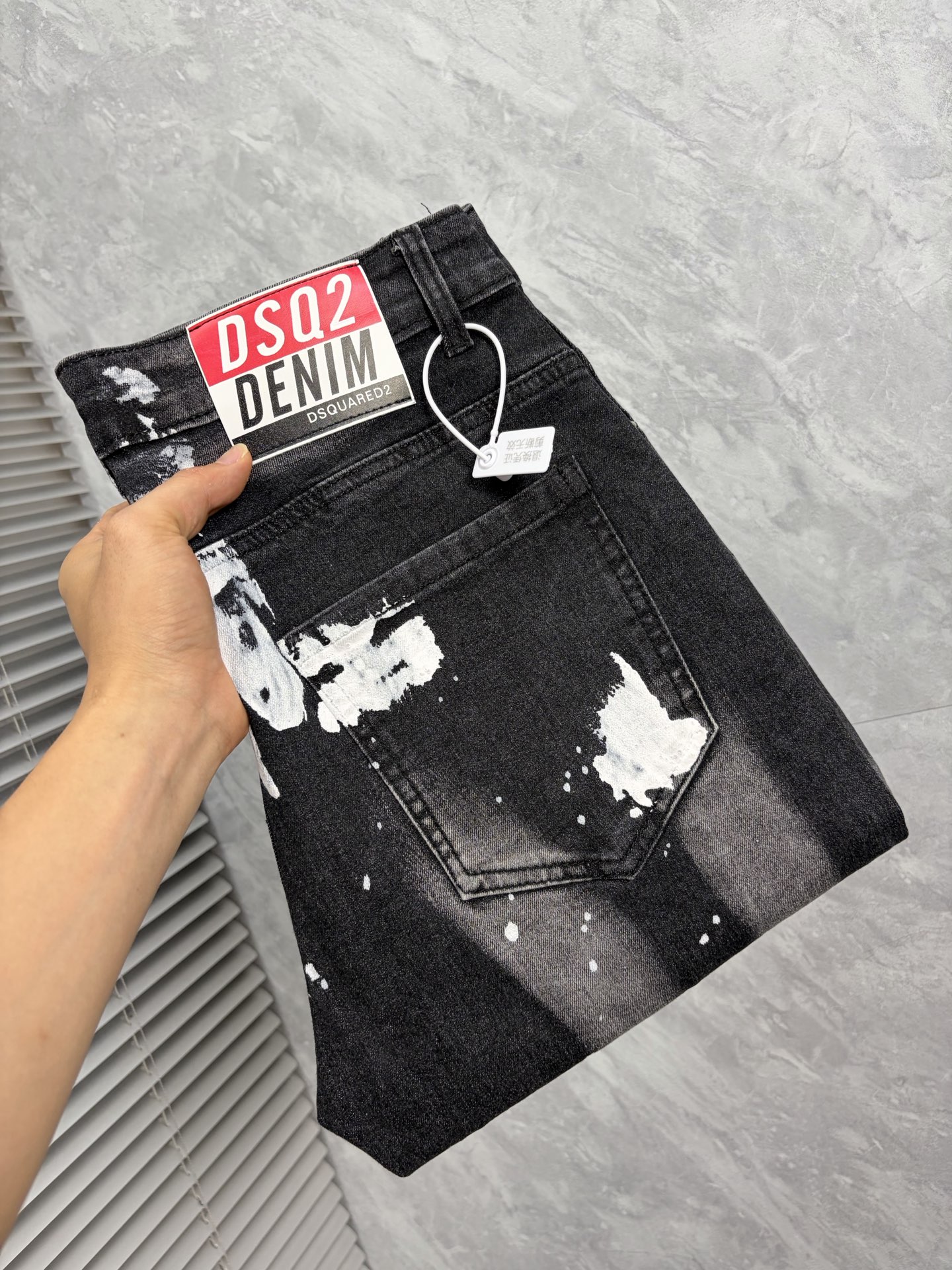 NO:907005,D2 2026 new men's jeans with good elasticity. Exclusively sold on the official website. Fashionable and elegant. Heavy craftsmanship design. Using original color yeast washing process. Selected imported heavyweight denim denim fabric. Equipped with counter hardware decoration. Genuine leather label. Exquisite stitching. Big brand style. Worth owning. Code number 28-36, no 35, shipped next day,,jeans,19860909D2 2026新品男士牛仔裤 面料弹性好.独家发售 官网同步 时尚优雅 重工艺设计.采用原色酵母水洗工艺 精选进口重磅丹宁牛仔面料 配专柜五金装饰 真皮皮牌 精致车线 大牌风范 值得拥有.码数28-36无35,隔天出货,,jeans,,Men's clothing