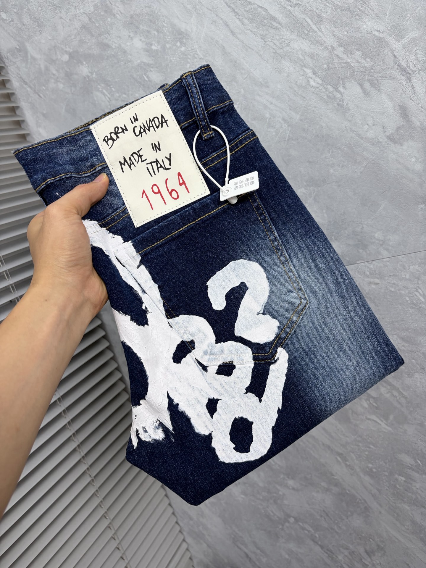 NO:932830,D2 2026 new men's jeans with good elasticity. Exclusively sold on the official website. Fashionable and elegant. Heavy craftsmanship design. Using original color yeast washing process. Selected imported heavyweight denim denim fabric. Equipped with counter hardware decoration. Genuine leather label. Exquisite stitching. Big brand style. Worth owning. Code number 28-36, no 35, shipped next day,,jeans,19860909D2 2026新品男士牛仔裤 面料弹性好.独家发售 官网同步 时尚优雅 重工艺设计.采用原色酵母水洗工艺 精选进口重磅丹宁牛仔面料 配专柜五金装饰 真皮皮牌 精致车线 大牌风范 值得拥有.码数28-36无35,隔天出货,,jeans,,Men's clothing