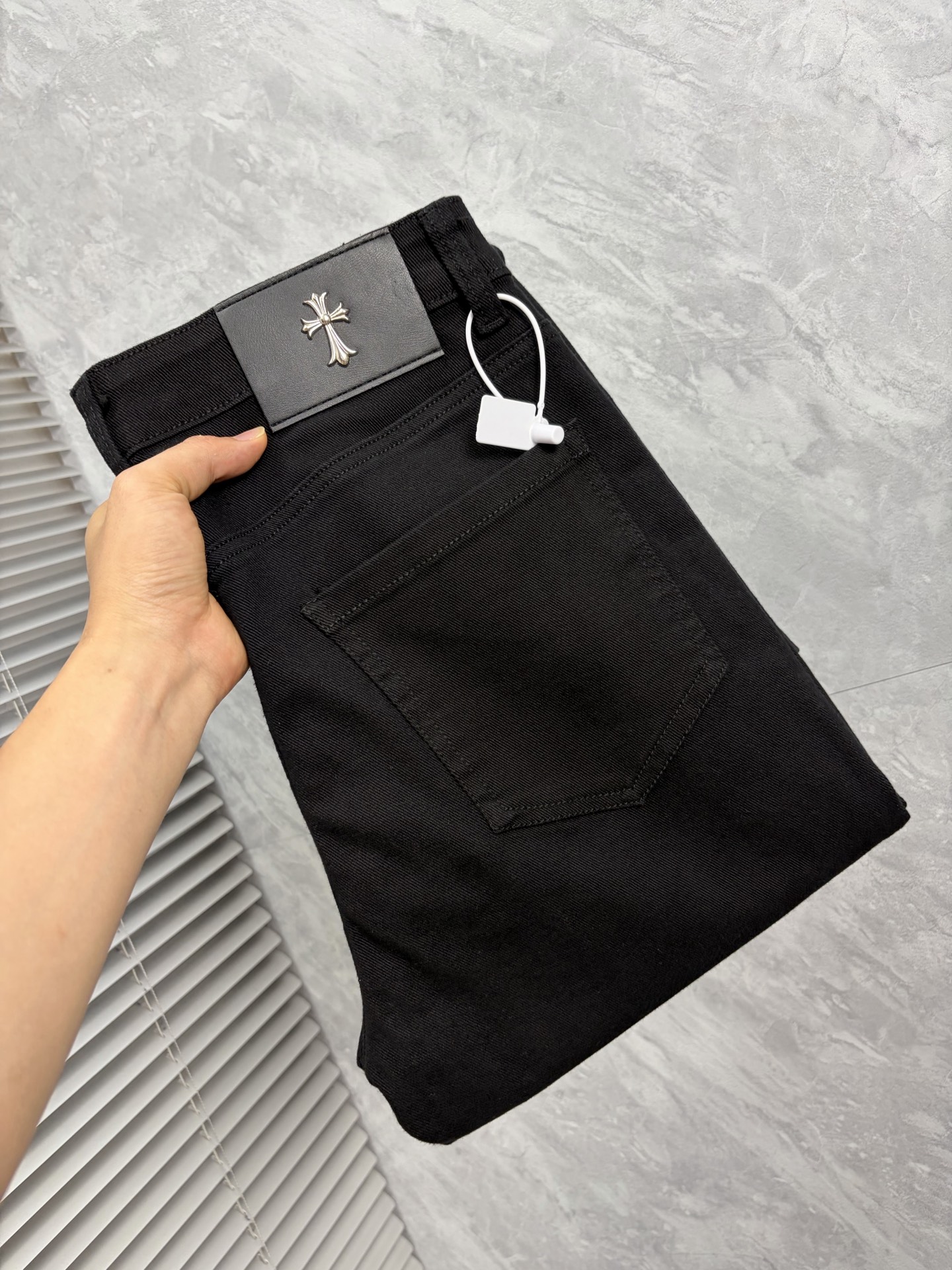 NO:932838,Crowe's 2026 new men's jeans are made of good elasticity. Exclusively available on the official website. Fashionable and elegant. Heavy craftsmanship design. Using original color yeast washing process. Selected imported heavyweight denim denim fabric. Equipped with counter hardware decoration. Genuine leather label. Exquisite stitching. Big brand style. Worth owning. Code number 28-36, no 35, shipped next day,, chrome hearts, jeans,19860909克罗 2026新品男士牛仔裤 面料弹性好.独家发售 官网同步 时尚优雅 重工艺设计.采用原色酵母水洗工艺 精选进口重磅丹宁牛仔面料 配专柜五金装饰 真皮皮牌 精致车线 大牌风范 值得拥有.码数28-36无35,隔天出货,,chrome hearts,jeans,,Men's clothing