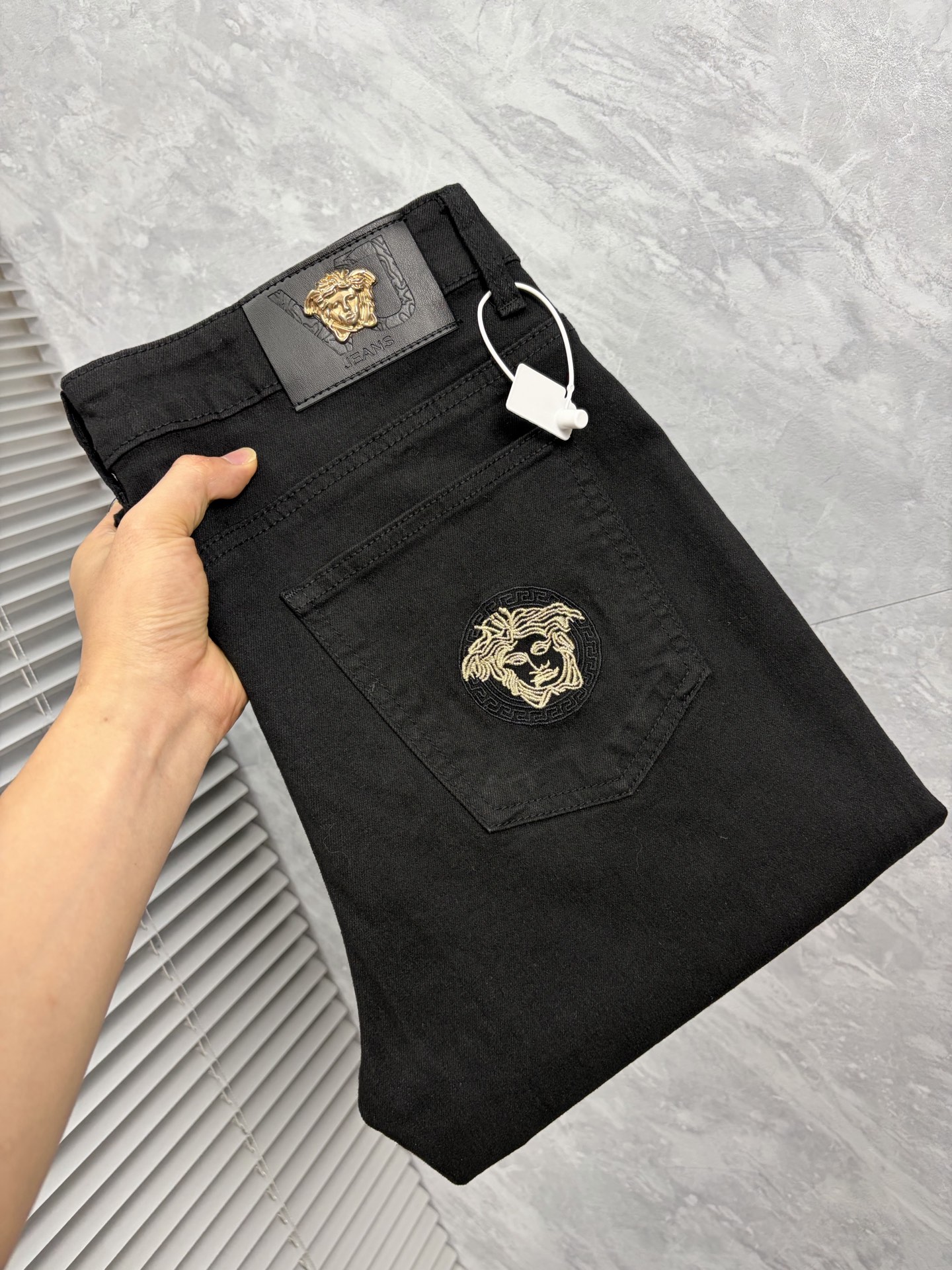 NO:906997,Versace's 2026 new men's jeans have good fabric elasticity. Exclusively available on the official website. Fashionable and elegant. Heavy craftsmanship design. Adopt original color yeast washing process. Select imported heavyweight denim denim fabric. Equipped with counter hardware decoration. Genuine leather label. Exquisite stitching. Big brand style. Worth owning. Code number 28-36, no 35, shipped next day,,versace,jeans,19860909范思 2026新品男士牛仔裤 面料弹性好.独家发售 官网同步 时尚优雅 重工艺设计.采用原色酵母水洗工艺 精选进口重磅丹宁牛仔面料 配专柜五金装饰 真皮皮牌 精致车线 大牌风范 值得拥有.码数28-36无35,隔天出货,,versace,jeans,,Men's clothing