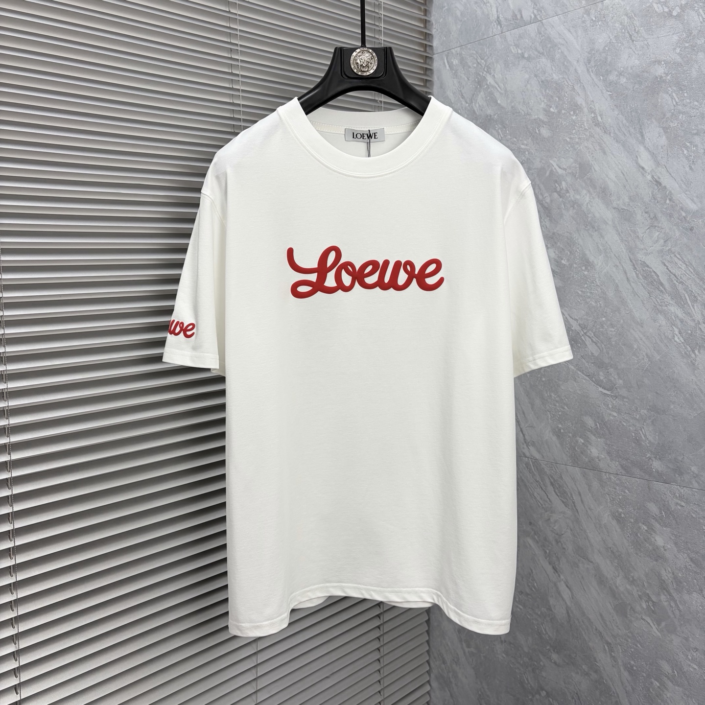 NO:932885,LOEW*2026ss latest spring and summer short-sleeved T-shirt is now available!  !  2026 new T-shirt, high version special fabric, high weight (260g) pure cotton fabric, comfortable yet wide upper body, embroidery technology, digital printing, flocking technology, same style for men and women, loose version, fine workmanship, comfortable upper body, super handsome upper body, same style for men and women, M-3XL (slightly wider version),,loewe,T-shirt,tees,t-shirt,19860909LOEW*2026ss春夏最新款短袖T恤出货啦！！ 2026新款T恤 高版本专用面料 高克重（260g）纯棉面料 上身舒适不失挺阔 刺绣工艺、数字印花、植绒工艺,男女同款 宽松版型 做工走线精细 面料上身舒适 超帅上身 男女同款M-3XL（版型微阔）,,loewe,T-shirt,tees，t-shirt,,Men's clothing