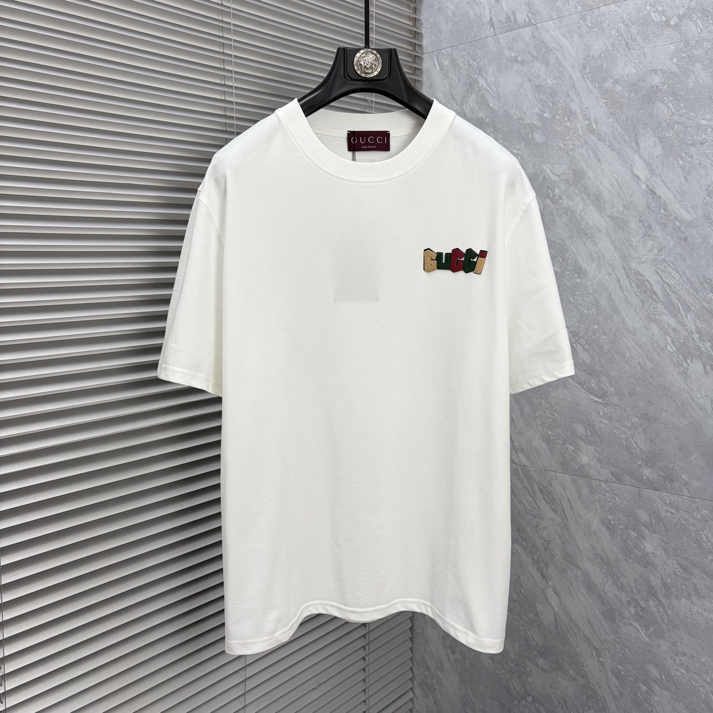 NO:907014,Gucci*2026ss latest spring and summer short-sleeved T-shirt is now available!  !  2026 new T-shirt, high version special fabric, high weight (260g) pure cotton fabric, comfortable yet wide upper body, embroidery technology, digital printing, flocking technology, same style for men and women, loose version, fine workmanship, comfortable upper body, super handsome upper body, same style for men and women, M-3XL (slightly wider version),, T-shirt, tees, t-shirt,19860909古奇*2026ss春夏最新款短袖T恤出货啦！！ 2026新款T恤 高版本专用面料 高克重（260g）纯棉面料 上身舒适不失挺阔 刺绣工艺、数字印花、植绒工艺,男女同款 宽松版型 做工走线精细 面料上身舒适 超帅上身 男女同款M-3XL（版型微阔）,,T-shirt,tees，t-shirt,,Men's clothing