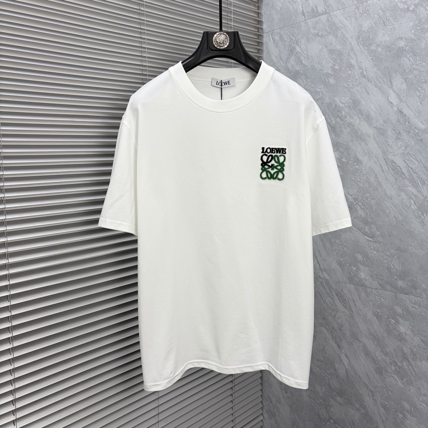 NO:907018,LOEW*2026ss latest spring and summer short-sleeved T-shirt is now available!  !  2026 new T-shirt, high version special fabric, high weight (260g) pure cotton fabric, comfortable yet wide upper body, embroidery technology, digital printing, flocking technology, same style for men and women, loose version, fine workmanship, comfortable upper body, super handsome upper body, same style for men and women, M-3XL (slightly wider version),,loewe,T-shirt,tees,t-shirt,19860909LOEW*2026ss春夏最新款短袖T恤出货啦！！ 2026新款T恤 高版本专用面料 高克重（260g）纯棉面料 上身舒适不失挺阔 刺绣工艺、数字印花、植绒工艺,男女同款 宽松版型 做工走线精细 面料上身舒适 超帅上身 男女同款M-3XL（版型微阔）,,loewe,T-shirt,tees，t-shirt,,Men's clothing