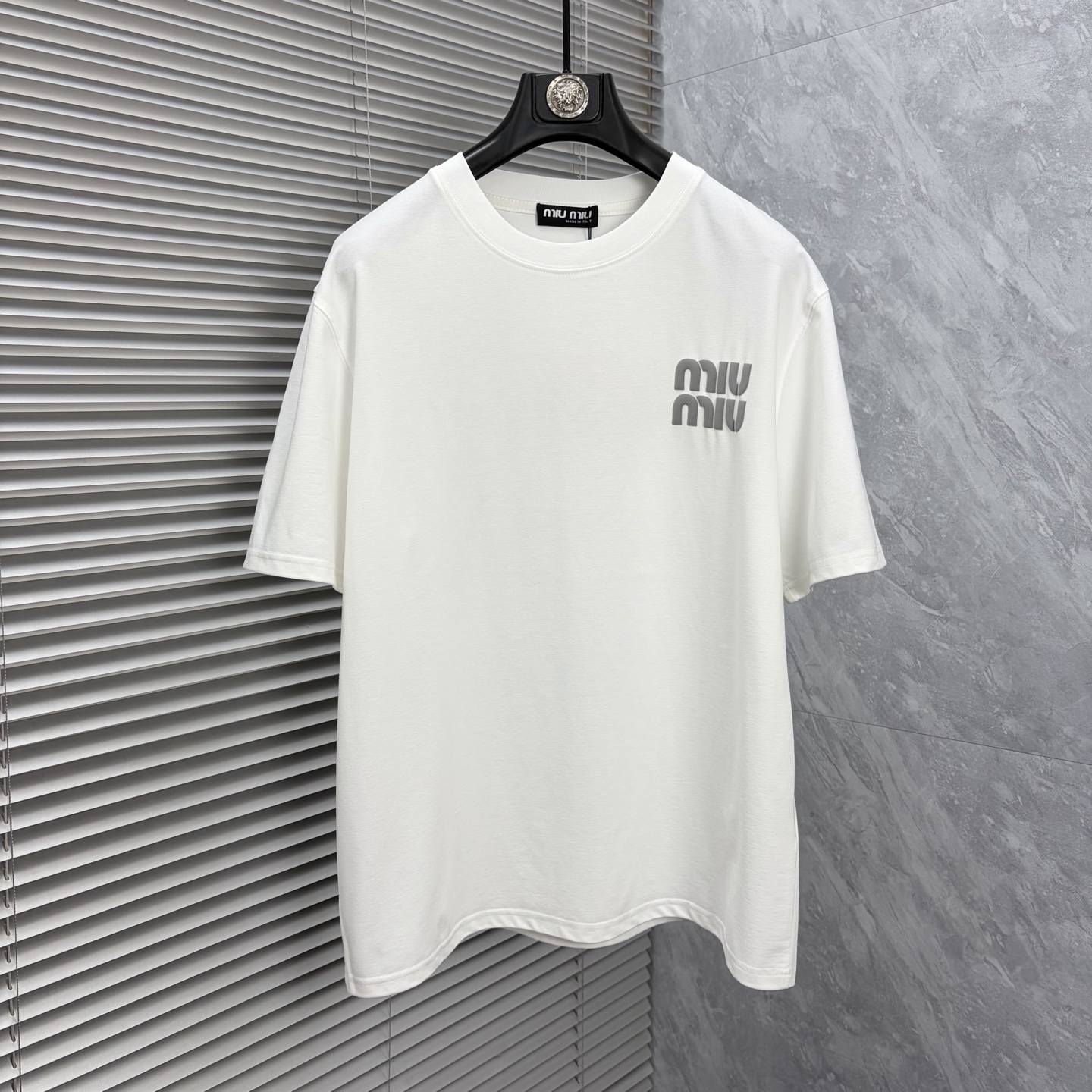NO:907022,mi*2026ss latest spring and summer short-sleeved T-shirt is now available!  !  2026 new T-shirt, high version special fabric, high weight (260g) pure cotton fabric, comfortable yet wide upper body, embroidery technology, digital printing, flocking technology, same style for men and women, loose version, fine workmanship, comfortable upper body, super handsome upper body, same style for men and women, M-3XL (slightly wider version),, T-shirt, tees, t-shirt,19860909mi*2026ss春夏最新款短袖T恤出货啦！！ 2026新款T恤 高版本专用面料 高克重（260g）纯棉面料 上身舒适不失挺阔 刺绣工艺、数字印花、植绒工艺,男女同款 宽松版型 做工走线精细 面料上身舒适 超帅上身 男女同款M-3XL（版型微阔）,,T-shirt,tees，t-shirt,,Men's clothing
