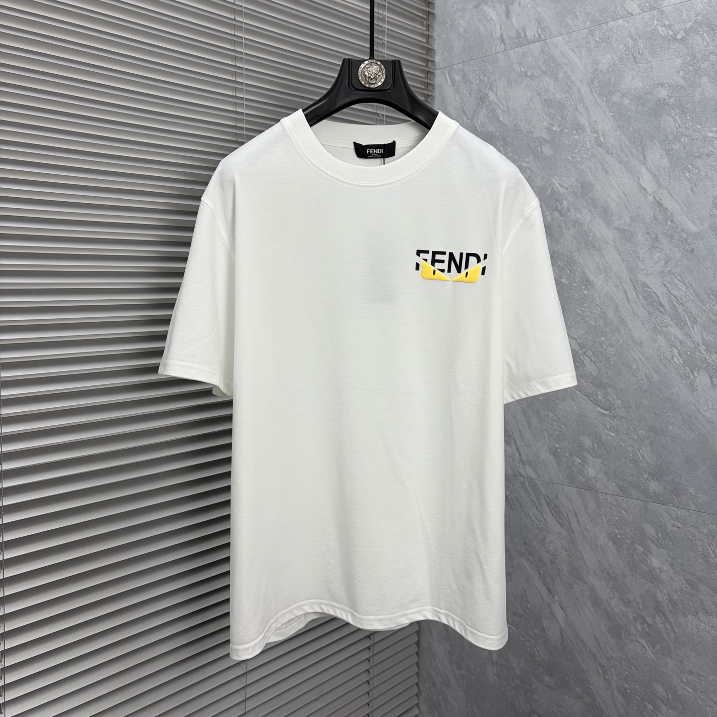 NO:907025,Fendi*2026ss latest spring and summer short-sleeved T-shirt is now available!  !  2026 new T-shirt, high version special fabric, high weight (260g) pure cotton fabric, comfortable yet wide upper body, embroidery technology, digital printing, flocking technology, same style for men and women, loose version, fine workmanship, comfortable upper body, super handsome upper body, same style for men and women, M-3XL (slightly wider version),,fendi,T-shirt,tees,t-shirt,19860909芬迪*2026ss春夏最新款短袖T恤出货啦！！ 2026新款T恤 高版本专用面料 高克重（260g）纯棉面料 上身舒适不失挺阔 刺绣工艺、数字印花、植绒工艺,男女同款 宽松版型 做工走线精细 面料上身舒适 超帅上身 男女同款M-3XL（版型微阔）,,fendi,T-shirt,tees，t-shirt,,Men's clothing