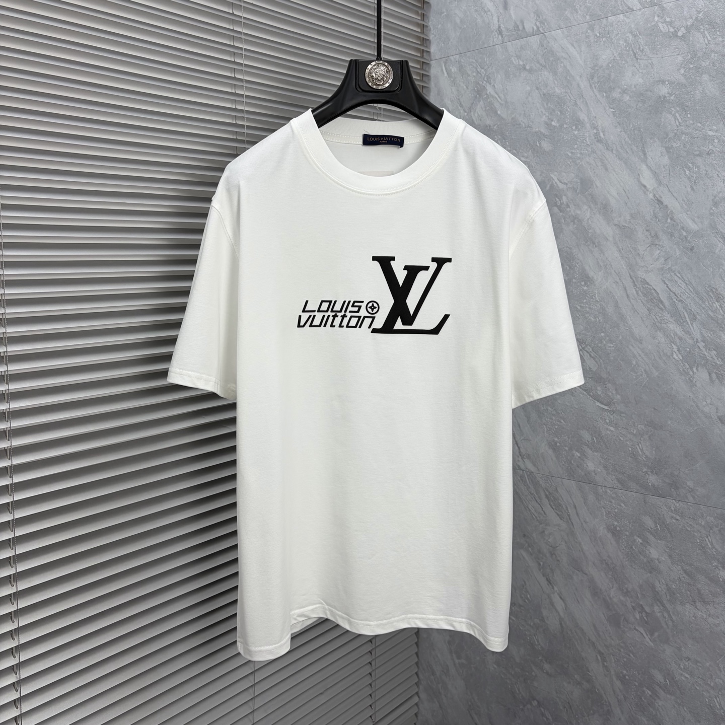 NO:907027,L*2026ss latest spring and summer short-sleeved T-shirt is now available!  !  2026 new T-shirt, high version special fabric, high weight (260g) pure cotton fabric, comfortable yet wide upper body, embroidery technology, digital printing, flocking technology, same style for men and women, loose version, fine workmanship, comfortable upper body, super handsome upper body, same style for men and women, M-3XL (slightly wider version),, T-shirt, tees, t-shirt,19860909L*2026ss春夏最新款短袖T恤出货啦！！ 2026新款T恤 高版本专用面料 高克重（260g）纯棉面料 上身舒适不失挺阔 刺绣工艺、数字印花、植绒工艺,男女同款 宽松版型 做工走线精细 面料上身舒适 超帅上身 男女同款M-3XL（版型微阔）,,T-shirt,tees，t-shirt,,Men's clothing