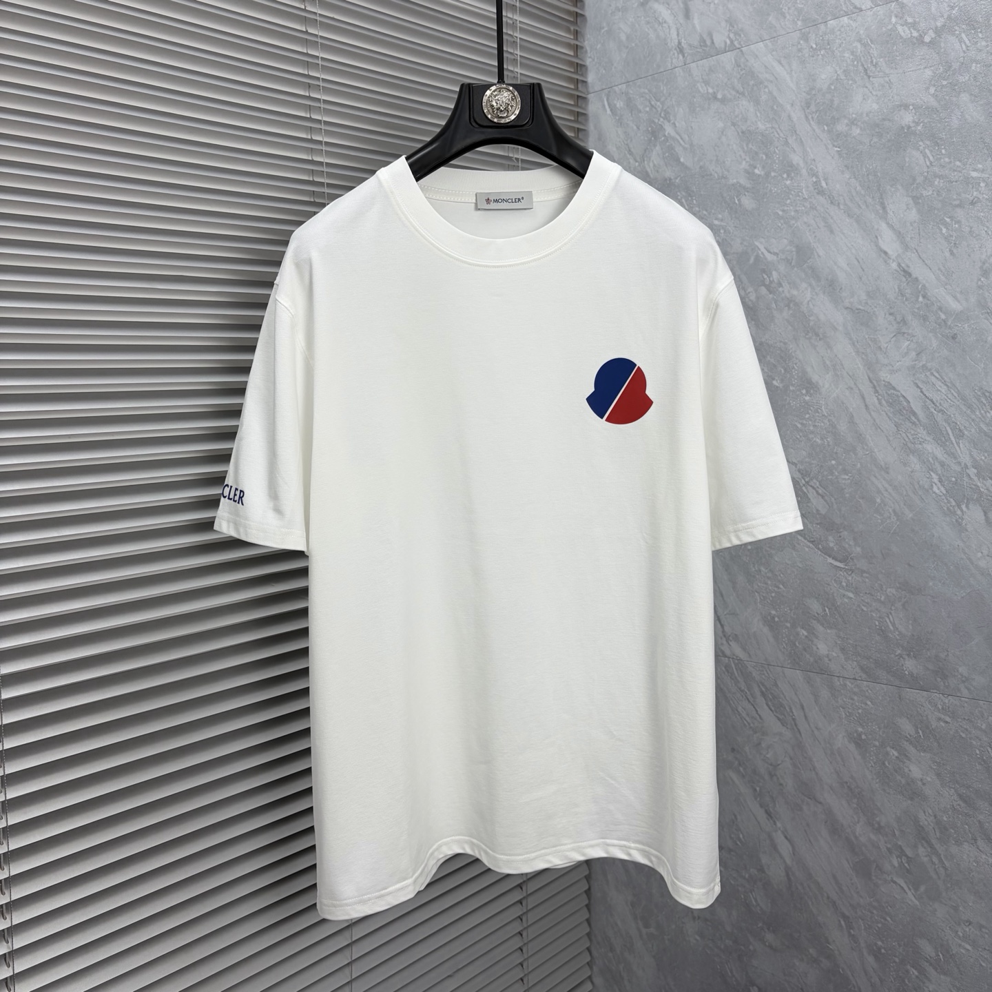 NO:907030,The latest short-sleeved T-shirt from Mon*2026ss spring and summer is now available!  !  2026 new T-shirt, high version special fabric, high weight (260g) pure cotton fabric, comfortable yet wide upper body, embroidery technology, digital printing, flocking technology, same style for men and women, loose version, fine workmanship, comfortable upper body, super handsome upper body, same style for men and women, M-3XL (slightly wider version),, T-shirt, tees, t-shirt,19860909蒙*2026ss春夏最新款短袖T恤出货啦！！ 2026新款T恤 高版本专用面料 高克重（260g）纯棉面料 上身舒适不失挺阔 刺绣工艺、数字印花、植绒工艺,男女同款 宽松版型 做工走线精细 面料上身舒适 超帅上身 男女同款M-3XL（版型微阔）,,T-shirt,tees，t-shirt,,Men's clothing