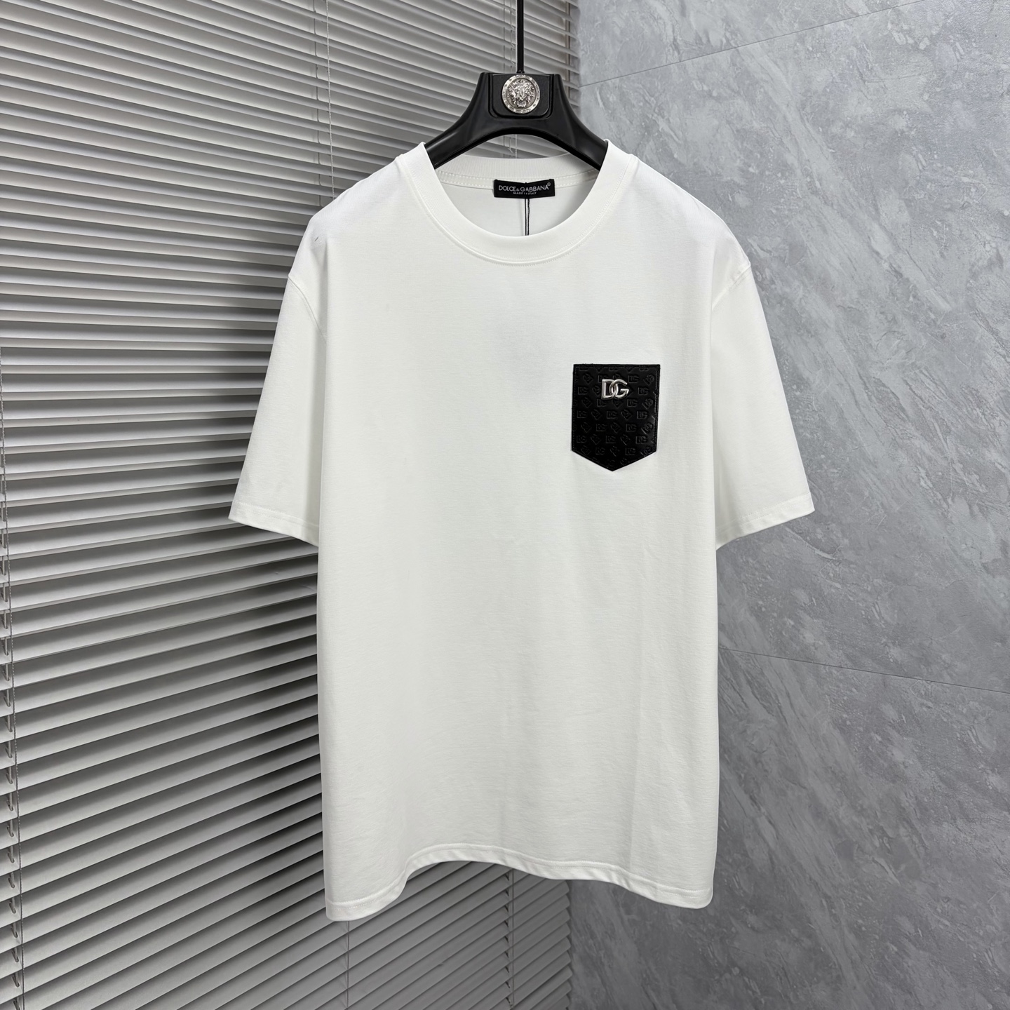 NO:907033,DG*2026ss latest spring and summer short-sleeved T-shirt is now available!  !  2026 new T-shirt, high version special fabric, high weight (260g) pure cotton fabric, comfortable yet wide upper body, embroidery technology, digital printing, flocking technology, same style for men and women, loose version, fine workmanship, comfortable upper body, super handsome upper body, same style for men and women, M-3XL (slightly wider version),, T-shirt, tees, t-shirt,19860909DG*2026ss春夏最新款短袖T恤出货啦！！ 2026新款T恤 高版本专用面料 高克重（260g）纯棉面料 上身舒适不失挺阔 刺绣工艺、数字印花、植绒工艺,男女同款 宽松版型 做工走线精细 面料上身舒适 超帅上身 男女同款M-3XL（版型微阔）,,T-shirt,tees，t-shirt,,Men's clothing