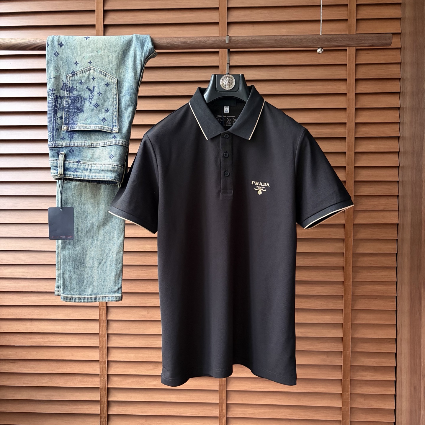 NO:918682,Prada men's 2026 spring and summer new short-sleeved lapel polo shirt, men's elegant and stylish first choice in autumn and winter, long-sleeved lapel, high-end simple series of polo shirts that can be worn all year round!  The upper body is crisp and stylish, and it doesn’t look out of place when worn alone!  Size M-3XL, next day shipping, prada, T-shirt,19860909普拉达 男款2026春夏新款短袖翻领Polo衫,男人秋冬季优雅高大尚首选单品长袖翻领,可以穿一整年的polo衫高端简约系列 ！上身挺括有型,单穿内搭毫无违和感！码数Ｍ-3XL,隔天出货,,prada,T-shirt,,Men's clothing