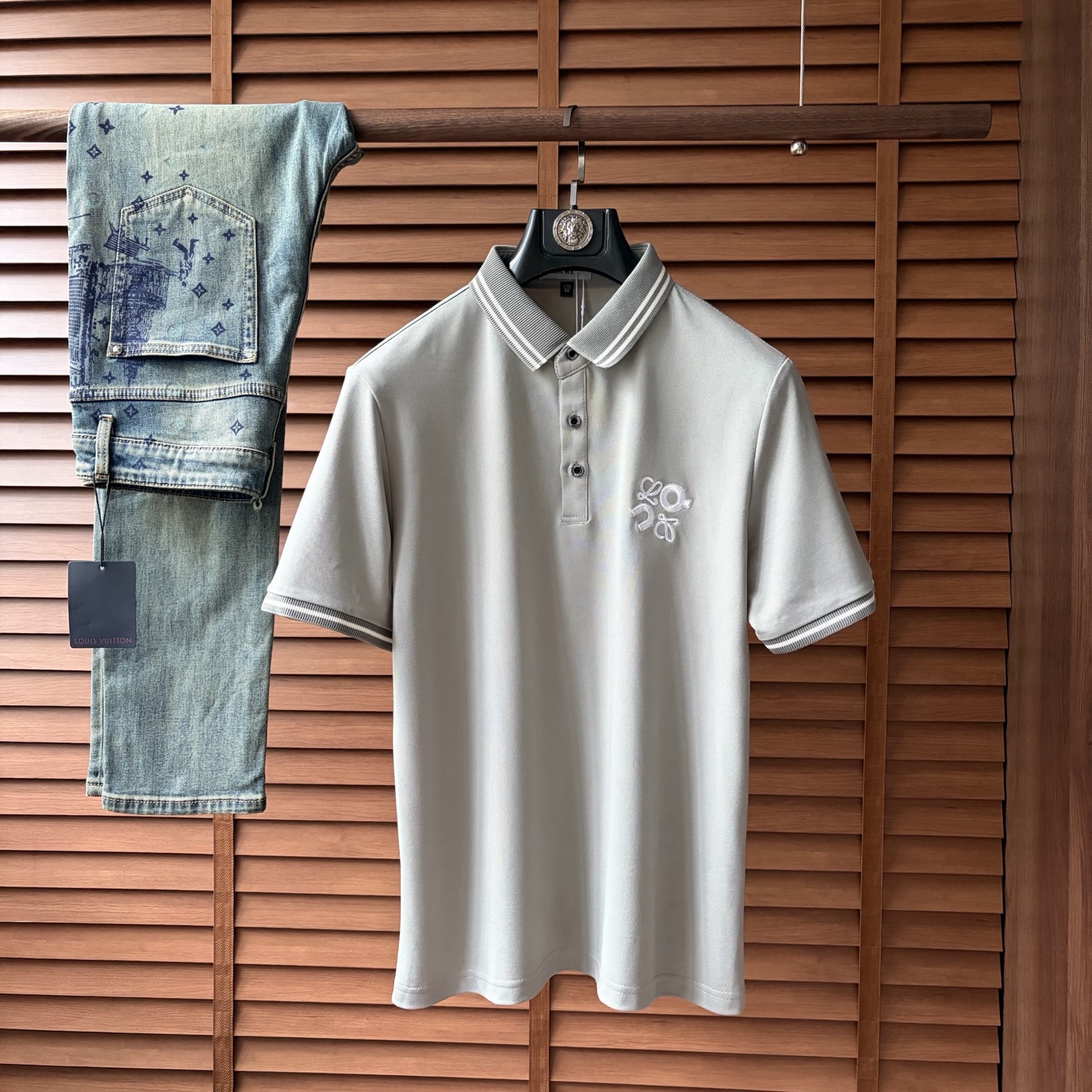 NO:918679,Luo Yiwei men's 2026 spring and summer new short-sleeved lapel polo shirt, men's elegant and stylish first choice in autumn and winter, long-sleeved lapel, high-end simple series of polo shirts that can be worn all year round!  The upper body is crisp and stylish, and it doesn’t look out of place when worn alone!  Size M-3XL, next day shipping, loewe, T-shirt,19860909罗意威 男款2026春夏新款短袖翻领Polo衫,男人秋冬季优雅高大尚首选单品长袖翻领,可以穿一整年的polo衫高端简约系列 ！上身挺括有型,单穿内搭毫无违和感！码数Ｍ-3XL,隔天出货,,loewe,T-shirt,,Men's clothing