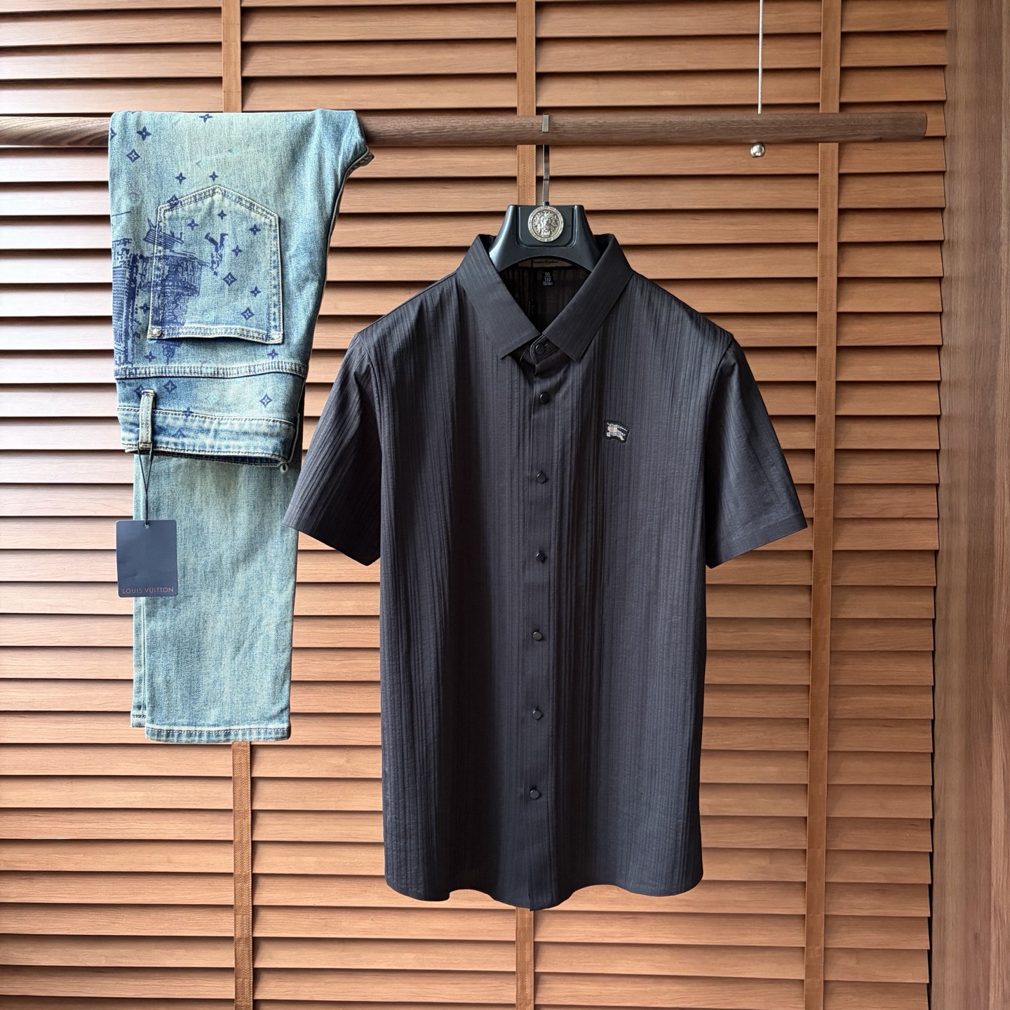 NO:918670,Burberry men's 2026 spring and summer new short-sleeved shirts, men's elegant and stylish first choice in autumn and winter, long-sleeved lapels, high-end simple shirt series that can be worn all year round!  The upper body is crisp and stylish, and it doesn’t look out of place when worn alone!  Size M-3XL, next day shipping, burberry, shirts, T-shirt,19860909巴宝莉 男款2026春夏新款短袖衬衫衫,男人秋冬季优雅高大尚首选单品长袖翻领,可以穿一整年衬衫高端简约系列 ！上身挺括有型,单穿内搭毫无违和感！码数Ｍ-3XL,隔天出货,,burberry,shirts,T-shirt,,Men's clothing