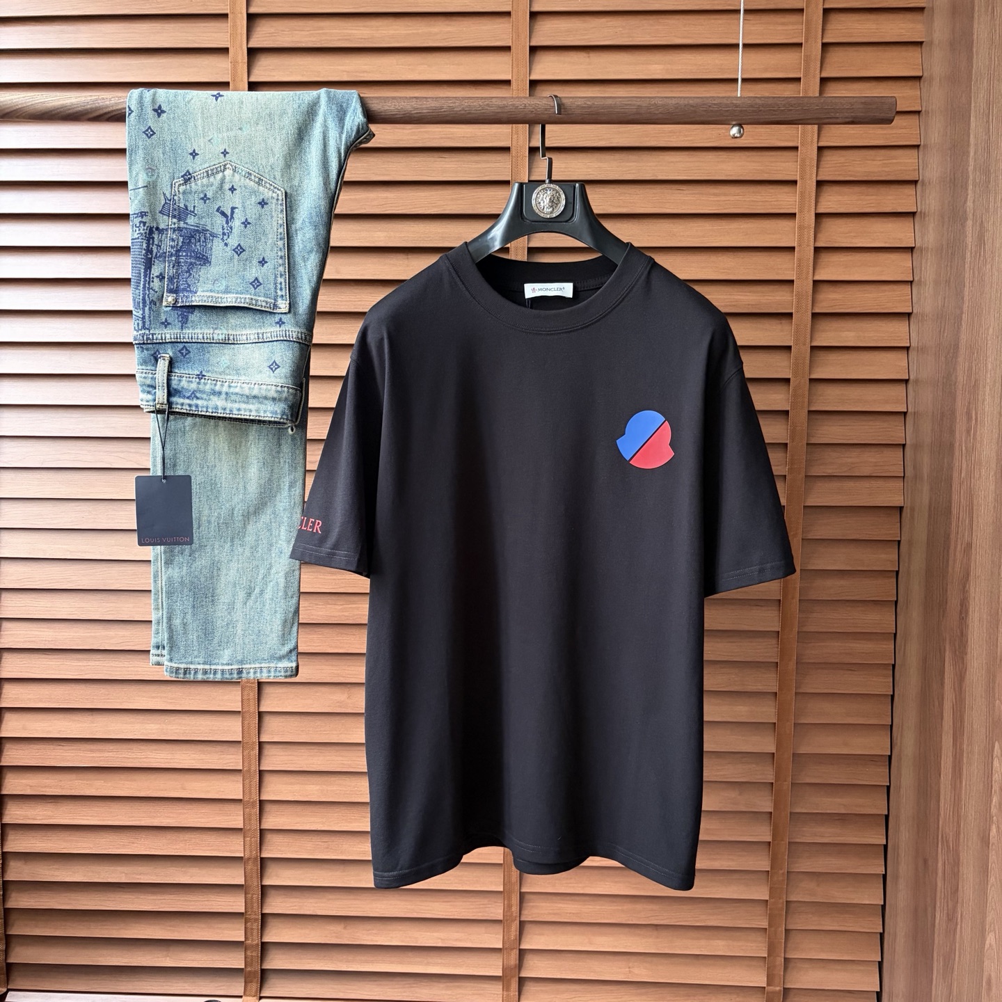 NO:926425,Mon*2026ss latest short-sleeved T-shirt for spring and summer is now available!  !  2026 new T-shirt, high version special fabric, high weight (260g) pure cotton fabric, comfortable yet wide upper body, embroidery technology, digital printing, flocking technology, same style for men and women, loose version, fine workmanship, comfortable upper body, super handsome upper body, same style for men and women, M-3XL (slightly wider version),, T-shirt, tees, t-shirt,19860909蒙*2026ss春夏最新款短袖T恤出货啦！！ 2026新款T恤 高版本专用面料 高克重（260g）纯棉面料 上身舒适不失挺阔 刺绣工艺、数字印花、植绒工艺,男女同款 宽松版型 做工走线精细 面料上身舒适 超帅上身 男女同款M-3XL（版型微阔）,,T-shirt,tees，t-shirt,,Men's clothing