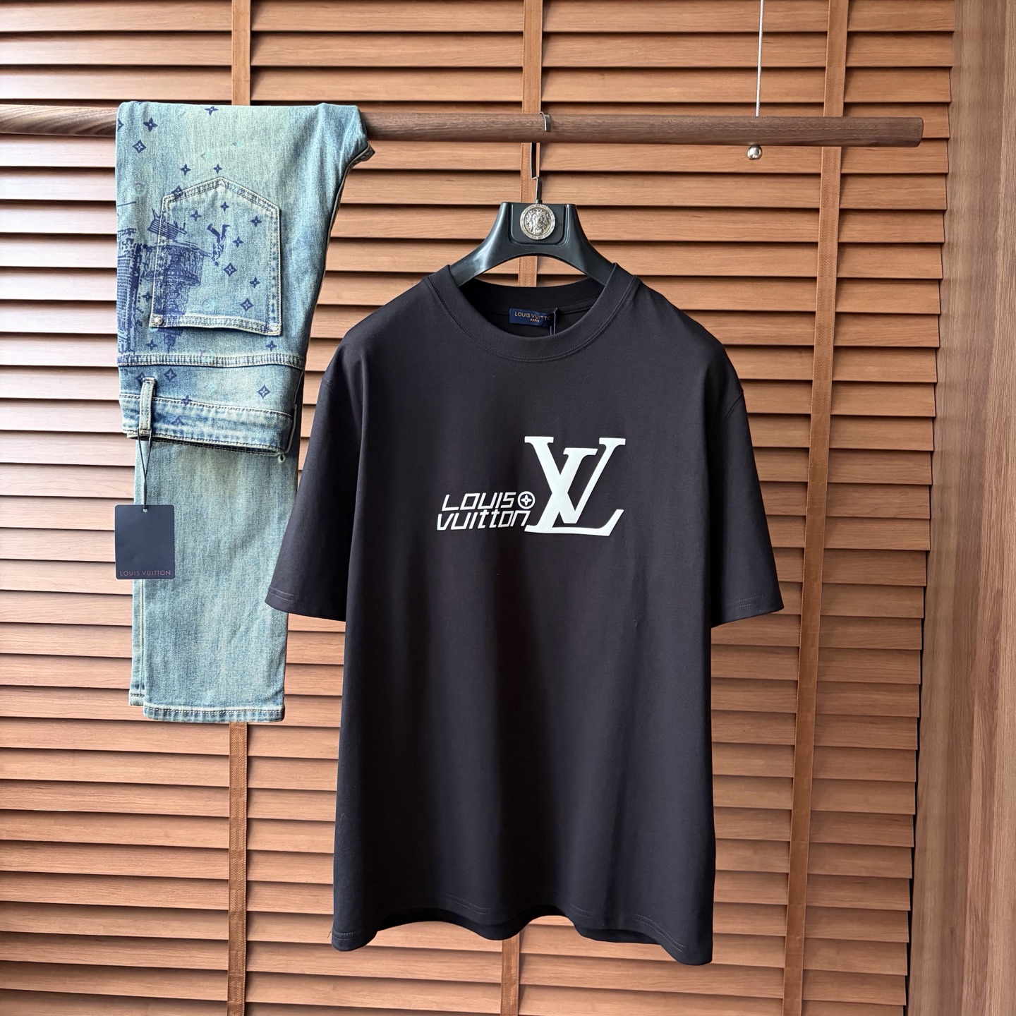 NO:926417,LV*2026ss latest spring and summer short-sleeved T-shirts are shipping!  !  2026 new T-shirt, high version special fabric, high weight (260g) pure cotton fabric, comfortable yet wide upper body, embroidery technology, digital printing, flocking technology, same style for men and women, loose fit, fine workmanship, comfortable upper body, super handsome upper body, same style for men and women, M-3XL (slightly wider version),, louis vuitton, T-shirt, tees, t-shirt,19860909LV*2026ss春夏最新款短袖T恤出货啦！！ 2026新款T恤 高版本专用面料 高克重（260g）纯棉面料 上身舒适不失挺阔 刺绣工艺、数字印花、植绒工艺,男女同款 宽松版型 做工走线精细 面料上身舒适 超帅上身 男女同款M-3XL（版型微阔）,,louis vuitton,T-shirt,tees，t-shirt,,Men's clothing