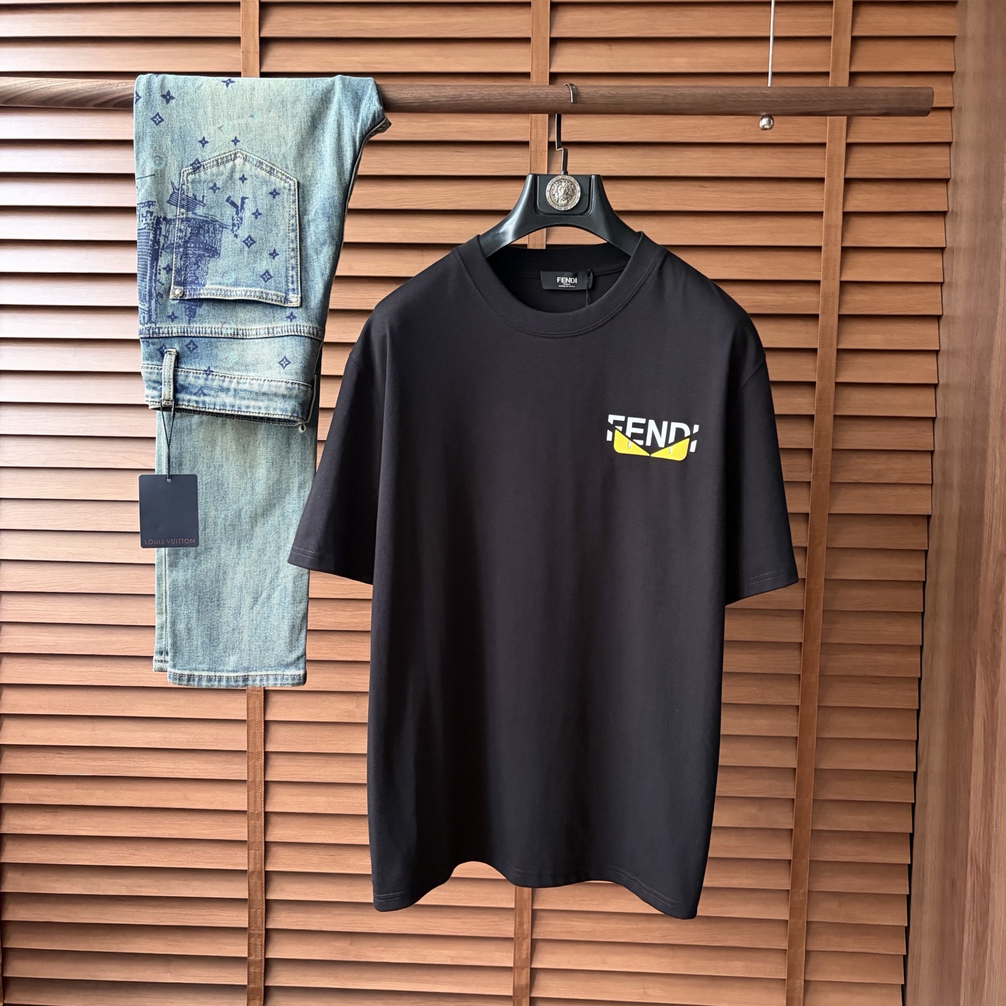 NO:926406,Fen*’s latest 2026ss spring and summer short-sleeved T-shirts are now available!  !  2026 new T-shirt, high version special fabric, high weight (260g) pure cotton fabric, comfortable yet wide upper body, embroidery technology, digital printing, flocking technology, same style for men and women, loose version, fine workmanship, comfortable upper body, super handsome upper body, same style for men and women, M-3XL (slightly wider version),, T-shirt, tees, t-shirt,19860909芬*2026ss春夏最新款短袖T恤出货啦！！ 2026新款T恤 高版本专用面料 高克重（260g）纯棉面料 上身舒适不失挺阔 刺绣工艺、数字印花、植绒工艺,男女同款 宽松版型 做工走线精细 面料上身舒适 超帅上身 男女同款M-3XL（版型微阔）,,T-shirt,tees，t-shirt,,Men's clothing