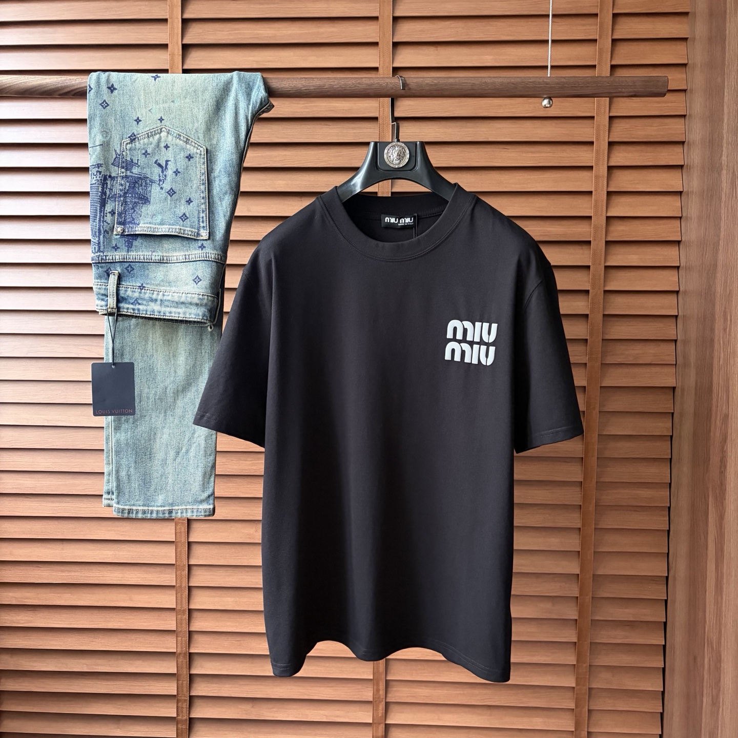 NO:926398,MIU*2026ss latest spring and summer short-sleeved T-shirt is now available!  !  2026 new T-shirt, high version special fabric, high weight (260g) pure cotton fabric, comfortable yet wide upper body, embroidery technology, digital printing, flocking technology, same style for men and women, loose version, fine workmanship, comfortable upper body, super handsome upper body, same style for men and women, M-3XL (slightly wider version),,miumiu,T-shirt,tees,t-shirt,19860909MIU*2026ss春夏最新款短袖T恤出货啦！！ 2026新款T恤 高版本专用面料 高克重（260g）纯棉面料 上身舒适不失挺阔 刺绣工艺、数字印花、植绒工艺,男女同款 宽松版型 做工走线精细 面料上身舒适 超帅上身 男女同款M-3XL（版型微阔）,,miumiu,T-shirt,tees，t-shirt,,Men's clothing