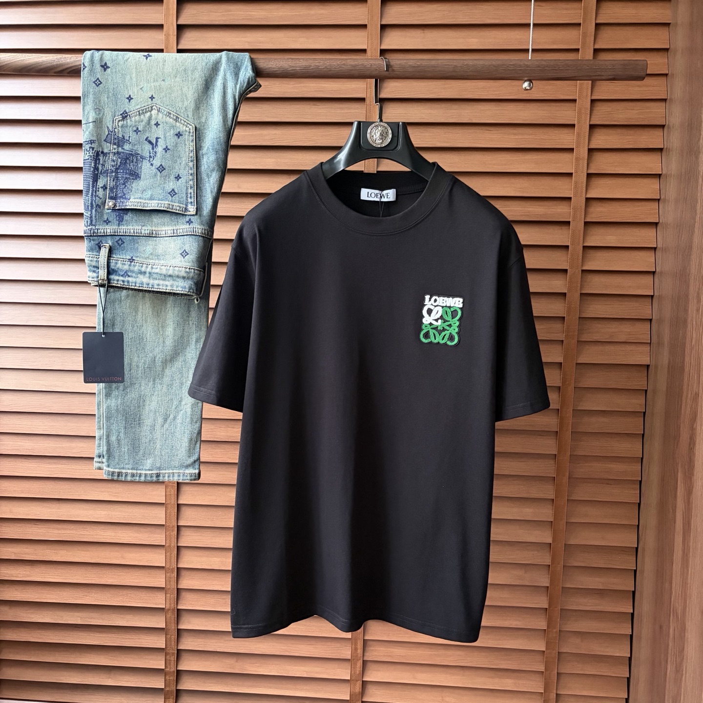 NO:926390,LOEW*2026ss latest spring and summer short-sleeved T-shirt is now available!  !  2026 new T-shirt, high version special fabric, high weight (260g) pure cotton fabric, comfortable yet wide upper body, embroidery technology, digital printing, flocking technology, same style for men and women, loose version, fine workmanship, comfortable upper body, super handsome upper body, same style for men and women, M-3XL (slightly wider version),,loewe,T-shirt,tees,t-shirt,19860909LOEW*2026ss春夏最新款短袖T恤出货啦！！ 2026新款T恤 高版本专用面料 高克重（260g）纯棉面料 上身舒适不失挺阔 刺绣工艺、数字印花、植绒工艺,男女同款 宽松版型 做工走线精细 面料上身舒适 超帅上身 男女同款M-3XL（版型微阔）,,loewe,T-shirt,tees，t-shirt,,Men's clothing
