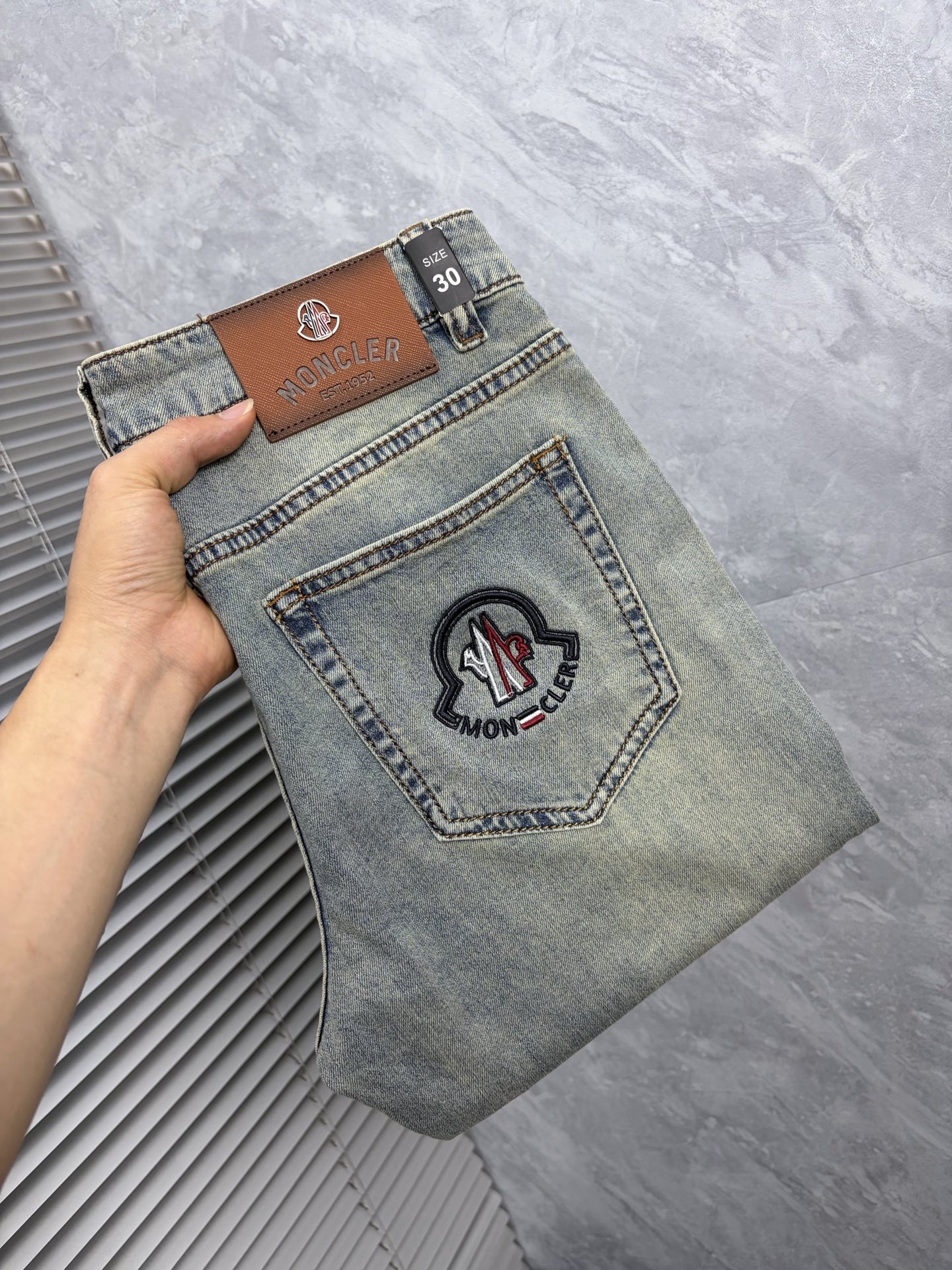 NO:926426,Mouth-mounted high-end customization, 2026 latest jeans, simultaneous sale at the counter, original custom-made replicas, customer-supplied hardware accessories, original quality, imported denim fabric with high elasticity, heavy washing, fine workmanship, and excellent upper body!  Preferred items Size: 29-38,,Moncler,jeans,19860909蒙口 高端定制、2026最新款牛仔裤 柜台同步发售 原版定制复刻 客供五金辅料 原单品质 进口牛仔面料高弹力 重工洗水 做工走线精细 上身绝佳！优选单品 码数: 29-38,,Moncler,jeans,,Men's clothing