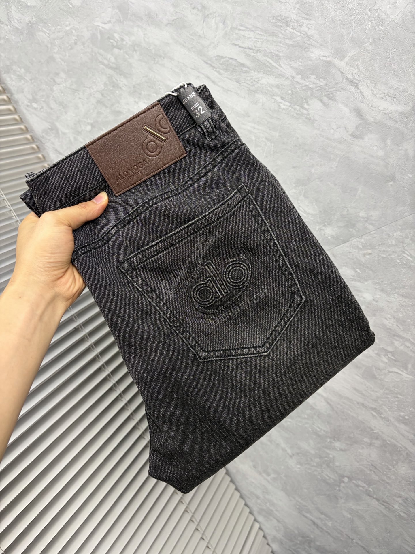 NO:905071,alo High-end customization, 2026 latest jeans, simultaneous sale at the counter, original customized replicas, customer-supplied hardware accessories, original quality, imported denim fabric with high elasticity, heavy washing, fine workmanship and routing, excellent upper body!  Preferred items Size: 29-38,,jeans,19860909alo 高端定制、2026最新款牛仔裤 柜台同步发售 原版定制复刻 客供五金辅料 原单品质 进口牛仔面料高弹力 重工洗水 做工走线精细 上身绝佳！优选单品 码数: 29-38,,jeans,,Men's clothing