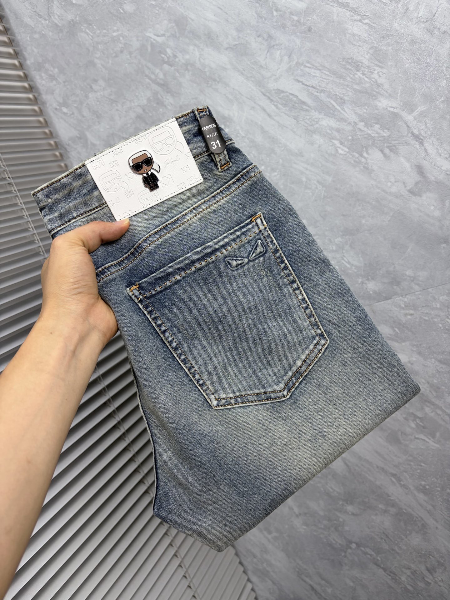 NO:905097,Fendi high-end customization, 2026 latest jeans, simultaneous sale at the counter, original custom-made replicas, customer-supplied hardware accessories, original quality, imported denim fabric with high elasticity, heavy washing, fine workmanship, and excellent upper body!  Preferred items Size: 29-38, fendi,jeans,19860909芬迪 高端定制、2026最新款牛仔裤 柜台同步发售 原版定制复刻 客供五金辅料 原单品质 进口牛仔面料高弹力 重工洗水 做工走线精细 上身绝佳！优选单品 码数: 29-38,,fendi,jeans,,Men's clothing