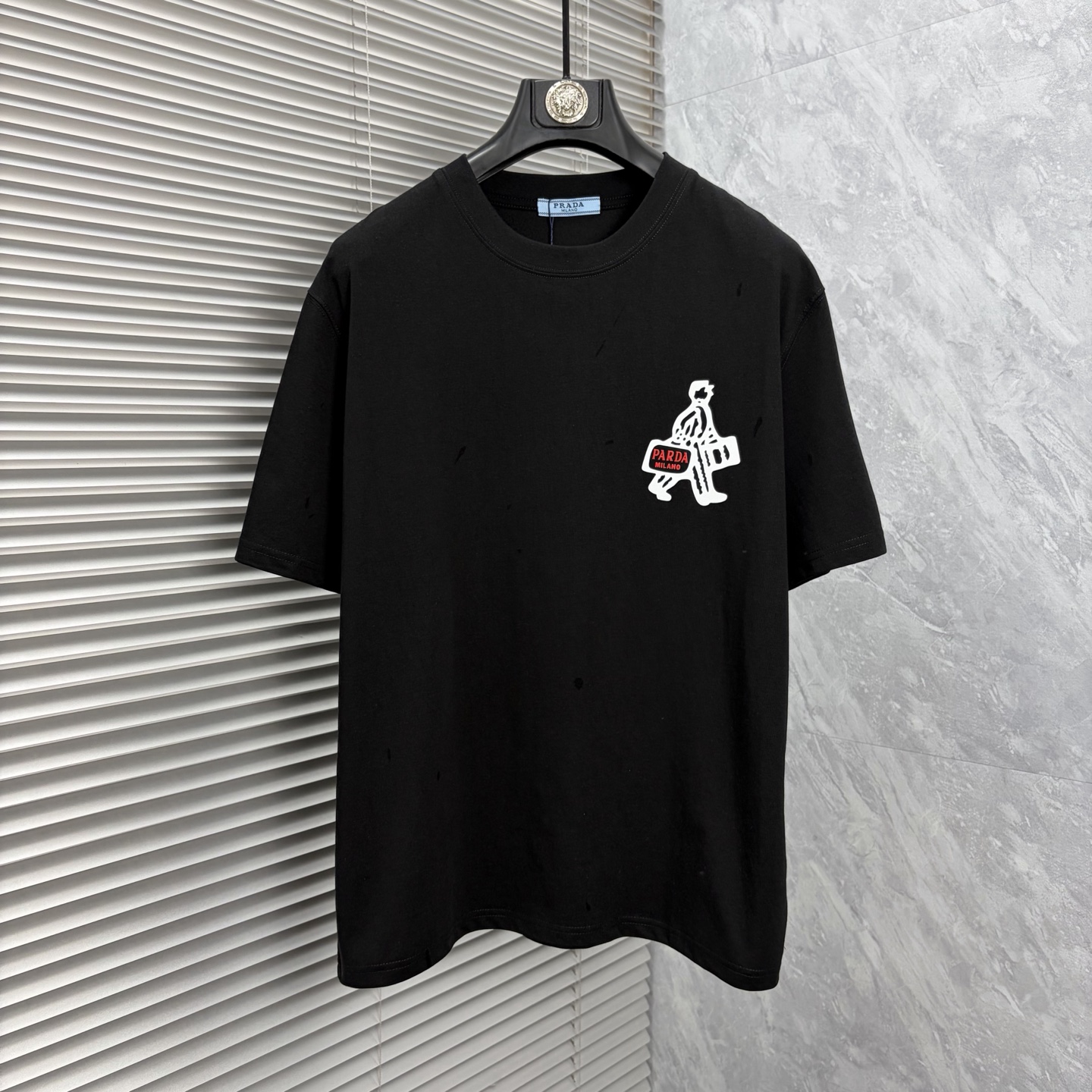 NO:906467,Prada's latest 2026ss spring and summer short-sleeved T-shirts are now available!  !  2026 new T-shirt, high version special fabric, high weight (260g) pure cotton fabric, comfortable yet wide upper body, embroidery technology, digital printing, flocking technology, same style for men and women, loose version, fine workmanship, comfortable upper body, super handsome upper body, same style for men and women, M-3XL (slightly wider version),, prada, T-shirt, tees, t-shirt,19860909普拉达 2026ss春夏最新款短袖T恤出货啦！！ 2026新款T恤 高版本专用面料 高克重（260g）纯棉面料 上身舒适不失挺阔 刺绣工艺、数字印花、植绒工艺,男女同款 宽松版型 做工走线精细 面料上身舒适 超帅上身 男女同款M-3XL（版型微阔）,,prada,T-shirt,tees，t-shirt,,Men's clothing