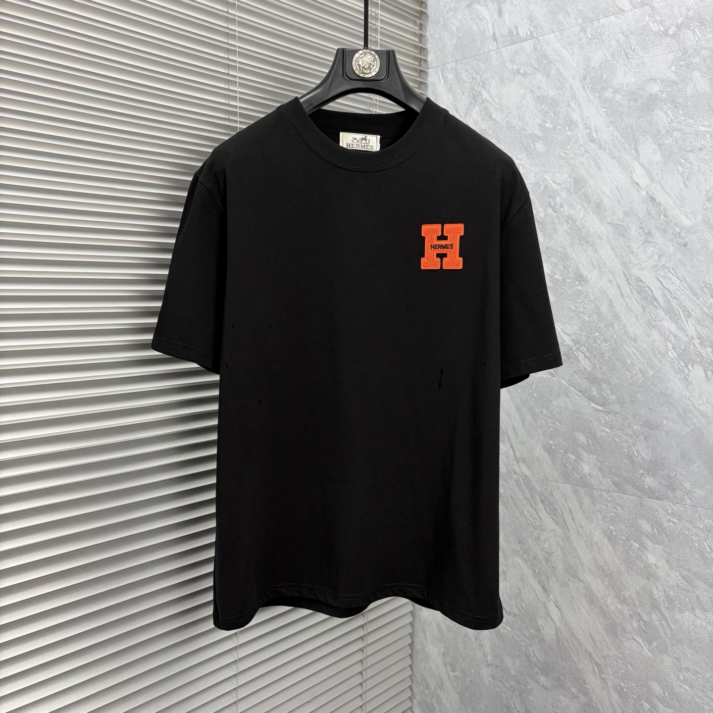 NO:906463,Hermès 2026ss latest short-sleeved T-shirt for spring and summer is now available!  !  2026 new T-shirt, high version special fabric, high weight (260g) pure cotton fabric, comfortable yet wide upper body, embroidery technology, digital printing, flocking technology, same style for men and women, loose fit, fine workmanship, comfortable upper body, super handsome upper body, same style for men and women, M-3XL (slightly wider version), hermes, T-shirt, tees, t-shirt,19860909爱马仕 2026ss春夏最新款短袖T恤出货啦！！ 2026新款T恤 高版本专用面料 高克重（260g）纯棉面料 上身舒适不失挺阔 刺绣工艺、数字印花、植绒工艺,男女同款 宽松版型 做工走线精细 面料上身舒适 超帅上身 男女同款M-3XL（版型微阔）,,hermes,T-shirt,tees，t-shirt,,Men's clothing