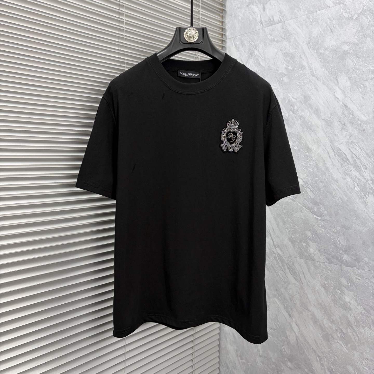 NO:926998,DG's latest 2026ss spring and summer short-sleeved T-shirts are now available!  !  2026 new T-shirt, high version special fabric, high weight (260g) pure cotton fabric, comfortable yet wide upper body, embroidery technology, digital printing, flocking technology, same style for men and women, loose version, fine workmanship, comfortable upper body, super handsome upper body, same style for men and women, M-3XL (slightly wider version),, T-shirt, tees, t-shirt,19860909DG 2026ss春夏最新款短袖T恤出货啦！！ 2026新款T恤 高版本专用面料 高克重（260g）纯棉面料 上身舒适不失挺阔 刺绣工艺、数字印花、植绒工艺,男女同款 宽松版型 做工走线精细 面料上身舒适 超帅上身 男女同款M-3XL（版型微阔）,,T-shirt,tees，t-shirt,,Men's clothing