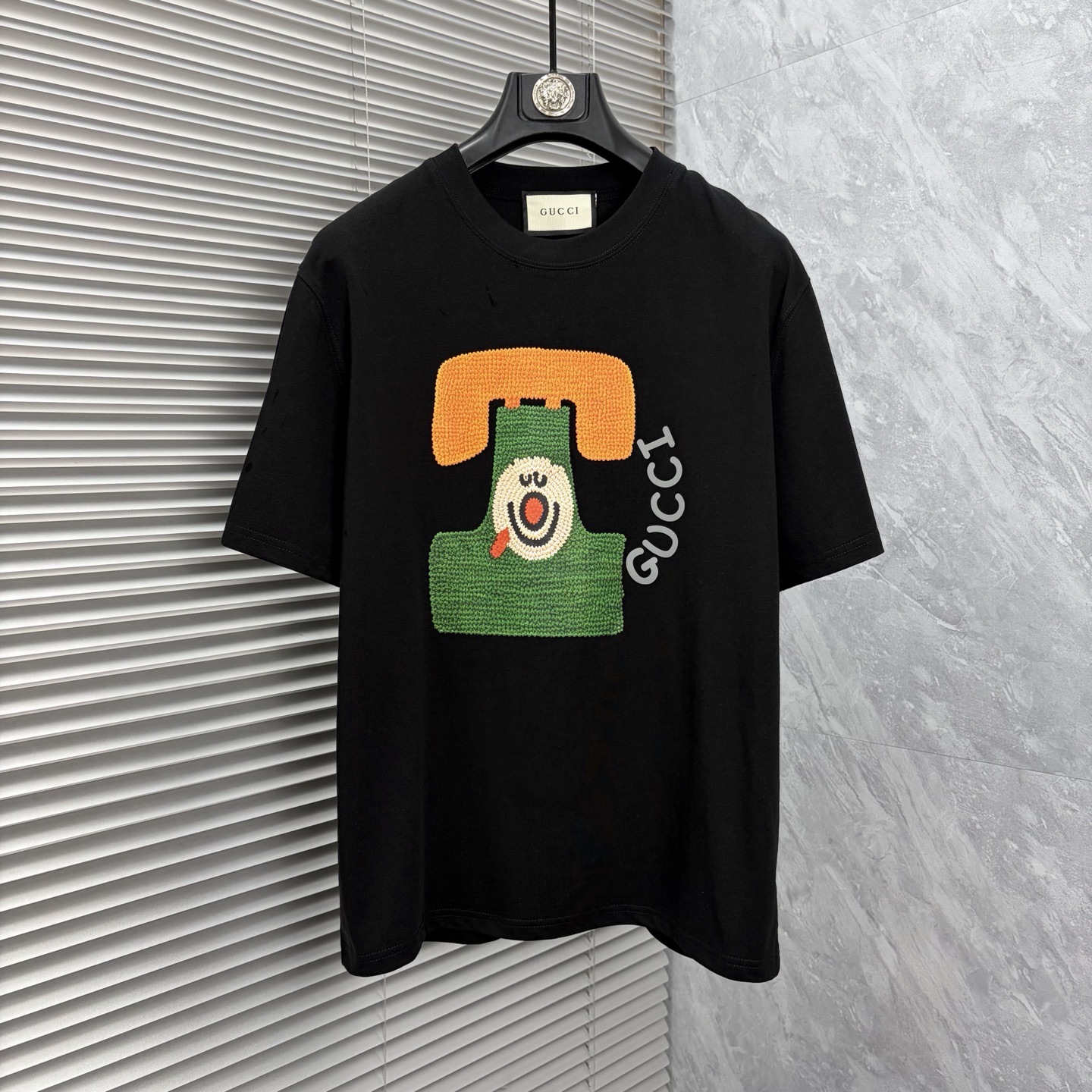 NO:906458,GUCC’s latest 2026ss spring and summer short-sleeved T-shirt is now available!  !  2026 new T-shirt, high version special fabric, high weight (260g) pure cotton fabric, comfortable yet wide upper body, embroidery technology, digital printing, flocking technology, same style for men and women, loose version, fine workmanship, comfortable fabric upper body, super handsome upper body, same style for men and women, M-3XL (slightly wider version),, gucci, T-shirt, tees, t-shirt,19860909GUCC‘’2026ss春夏最新款短袖T恤出货啦！！ 2026新款T恤 高版本专用面料 高克重（260g）纯棉面料 上身舒适不失挺阔 刺绣工艺、数字印花、植绒工艺,男女同款 宽松版型 做工走线精细 面料上身舒适 超帅上身 男女同款M-3XL（版型微阔）,,gucci,T-shirt,tees，t-shirt,,Men's clothing