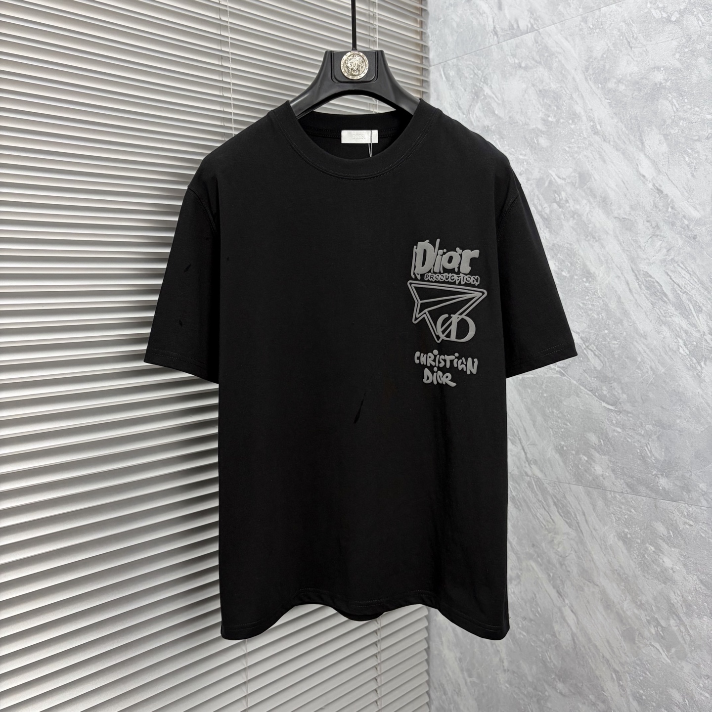 NO:906448,The latest dr 2026ss spring and summer short-sleeved T-shirts are now available!  !  2026 new T-shirt, high version special fabric, high weight (260g) pure cotton fabric, comfortable yet wide upper body, embroidery technology, digital printing, flocking technology, same style for men and women, loose version, fine workmanship, comfortable upper body, super handsome upper body, same style for men and women, M-3XL (slightly wider version),, T-shirt, tees, t-shirt,19860909dr 2026ss春夏最新款短袖T恤出货啦！！ 2026新款T恤 高版本专用面料 高克重（260g）纯棉面料 上身舒适不失挺阔 刺绣工艺、数字印花、植绒工艺,男女同款 宽松版型 做工走线精细 面料上身舒适 超帅上身 男女同款M-3XL（版型微阔）,,T-shirt,tees，t-shirt,,Men's clothing
