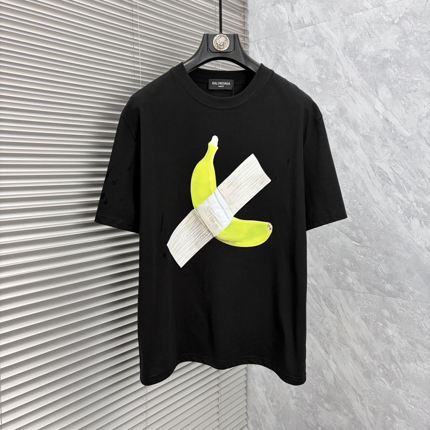 NO:927008,Paris's latest 2026ss spring and summer short-sleeved T-shirts are now available!  !  2026 new T-shirt, high version special fabric, high weight (260g) pure cotton fabric, comfortable yet wide upper body, embroidery technology, digital printing, flocking technology, same style for men and women, loose version, fine workmanship, comfortable upper body, super handsome upper body, same style for men and women, M-3XL (slightly wider version),, T-shirt, tees, t-shirt,19860909巴黎 2026ss春夏最新款短袖T恤出货啦！！ 2026新款T恤 高版本专用面料 高克重（260g）纯棉面料 上身舒适不失挺阔 刺绣工艺、数字印花、植绒工艺,男女同款 宽松版型 做工走线精细 面料上身舒适 超帅上身 男女同款M-3XL（版型微阔）,,T-shirt,tees，t-shirt,,Men's clothing