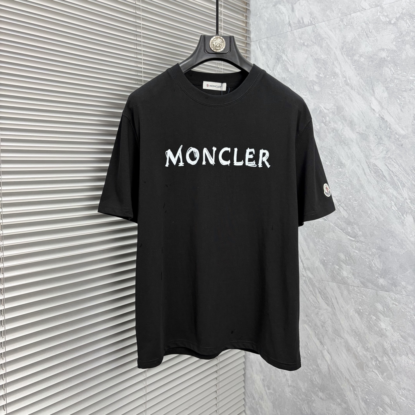NO:906414,Mengkou's latest 2026ss spring and summer short-sleeved T-shirts are now available!  !  2026 new T-shirt, high version special fabric, high weight (260g) pure cotton fabric, comfortable yet wide upper body, embroidery technology, digital printing, flocking technology, same style for men and women, loose version, fine workmanship, comfortable upper body, super handsome upper body, same style for men and women, M-3XL (slightly wider version),, Moncler, T-shirt, tees, t-shirt,19860909蒙口 2026ss春夏最新款短袖T恤出货啦！！ 2026新款T恤 高版本专用面料 高克重（260g）纯棉面料 上身舒适不失挺阔 刺绣工艺、数字印花、植绒工艺,男女同款 宽松版型 做工走线精细 面料上身舒适 超帅上身 男女同款M-3XL（版型微阔）,,Moncler,T-shirt,tees，t-shirt,,Men's clothing