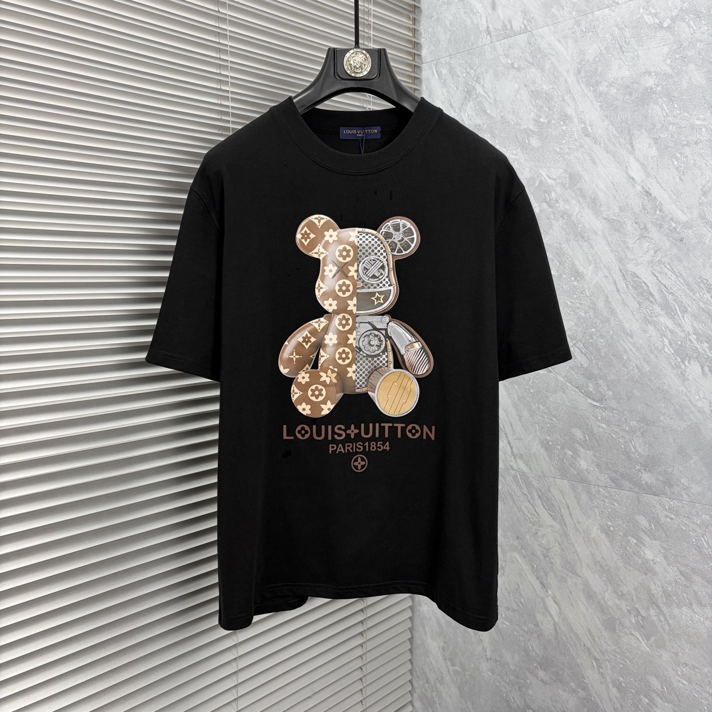 NO:906443,The latest lv 2026ss spring and summer short-sleeved T-shirts are now available!  !  2026 new T-shirt, high version special fabric, high weight (260g) pure cotton fabric, comfortable yet wide upper body, embroidery technology, digital printing, flocking technology, same style for men and women, loose fit, fine workmanship, comfortable upper body, super handsome upper body, same style for men and women, M-3XL (slightly wider version),, louis vuitton, T-shirt, tees, t-shirt,19860909lv 2026ss春夏最新款短袖T恤出货啦！！ 2026新款T恤 高版本专用面料 高克重（260g）纯棉面料 上身舒适不失挺阔 刺绣工艺、数字印花、植绒工艺,男女同款 宽松版型 做工走线精细 面料上身舒适 超帅上身 男女同款M-3XL（版型微阔）,,louis vuitton,T-shirt,tees，t-shirt,,Men's clothing