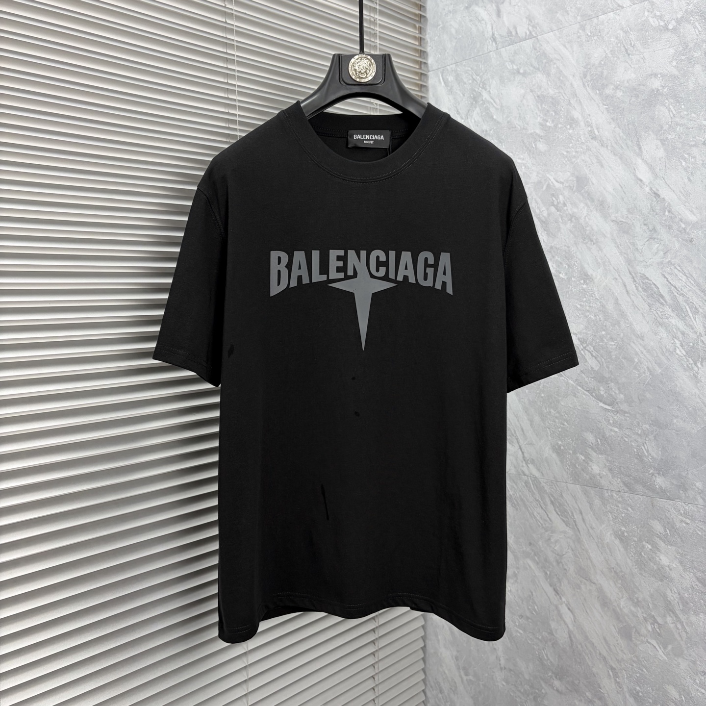 NO:906438,Paris's latest 2026ss spring and summer short-sleeved T-shirts are now available!  !  2026 new T-shirt, high version special fabric, high weight (260g) pure cotton fabric, comfortable yet wide upper body, embroidery technology, digital printing, flocking technology, same style for men and women, loose version, fine workmanship, comfortable upper body, super handsome upper body, same style for men and women, M-3XL (slightly wider version),, T-shirt, tees, t-shirt,19860909巴黎 2026ss春夏最新款短袖T恤出货啦！！ 2026新款T恤 高版本专用面料 高克重（260g）纯棉面料 上身舒适不失挺阔 刺绣工艺、数字印花、植绒工艺,男女同款 宽松版型 做工走线精细 面料上身舒适 超帅上身 男女同款M-3XL（版型微阔）,,T-shirt,tees，t-shirt,,Men's clothing