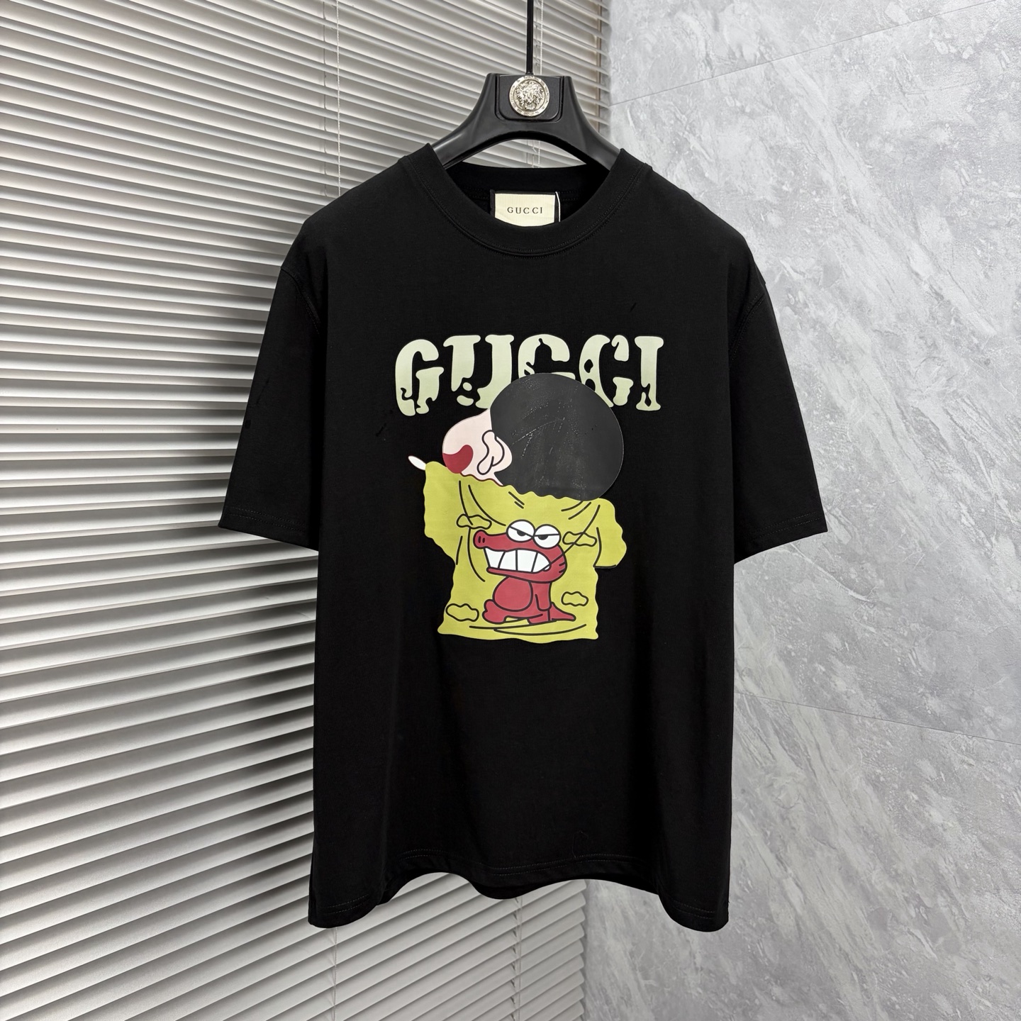 NO:906453,GUCC*2026ss latest spring and summer short-sleeved T-shirt is now available!  !  2026 new T-shirt, high version special fabric, high weight (260g) pure cotton fabric, comfortable yet wide upper body, embroidery technology, digital printing, flocking technology, same style for men and women, loose version, fine workmanship, comfortable fabric upper body, super handsome upper body, same style for men and women, M-3XL (slightly wider version),, gucci, T-shirt, tees, t-shirt,19860909GUCC*2026ss春夏最新款短袖T恤出货啦！！ 2026新款T恤 高版本专用面料 高克重（260g）纯棉面料 上身舒适不失挺阔 刺绣工艺、数字印花、植绒工艺,男女同款 宽松版型 做工走线精细 面料上身舒适 超帅上身 男女同款M-3XL（版型微阔）,,gucci,T-shirt,tees，t-shirt,,Men's clothing