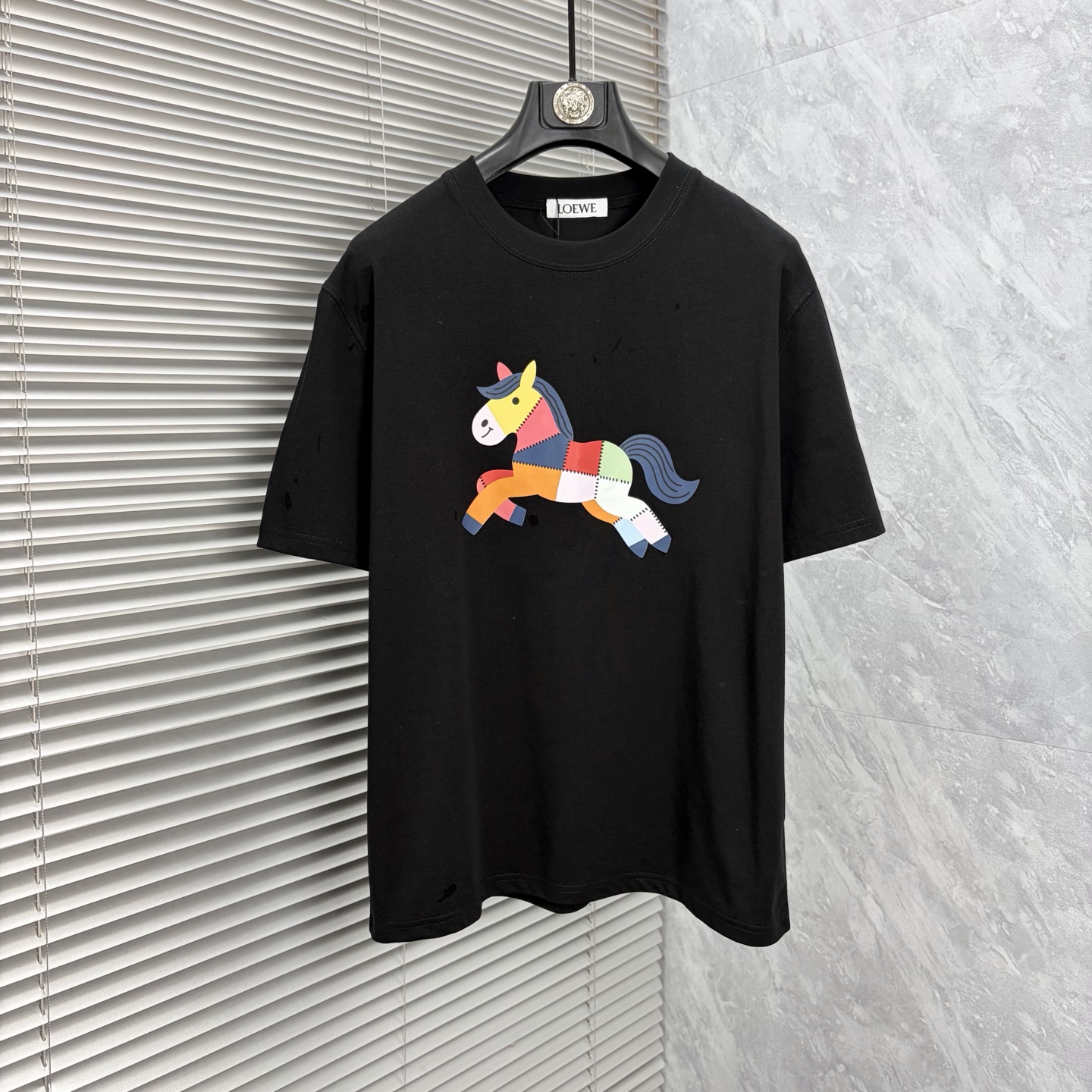 NO:906421,Loewe's latest 2026ss spring and summer short-sleeved T-shirt is now available!  !  2026 new T-shirt, high version special fabric, high weight (260g) pure cotton fabric, comfortable yet wide upper body, embroidery technology, digital printing, flocking technology, same style for men and women, loose version, fine workmanship, comfortable upper body, super handsome upper body, same style for men and women, M-3XL (slightly wider version),,loewe,T-shirt,tees,t-shirt,19860909罗意威 2026ss春夏最新款短袖T恤出货啦！！ 2026新款T恤 高版本专用面料 高克重（260g）纯棉面料 上身舒适不失挺阔 刺绣工艺、数字印花、植绒工艺,男女同款 宽松版型 做工走线精细 面料上身舒适 超帅上身 男女同款M-3XL（版型微阔）,,loewe,T-shirt,tees，t-shirt,,Men's clothing