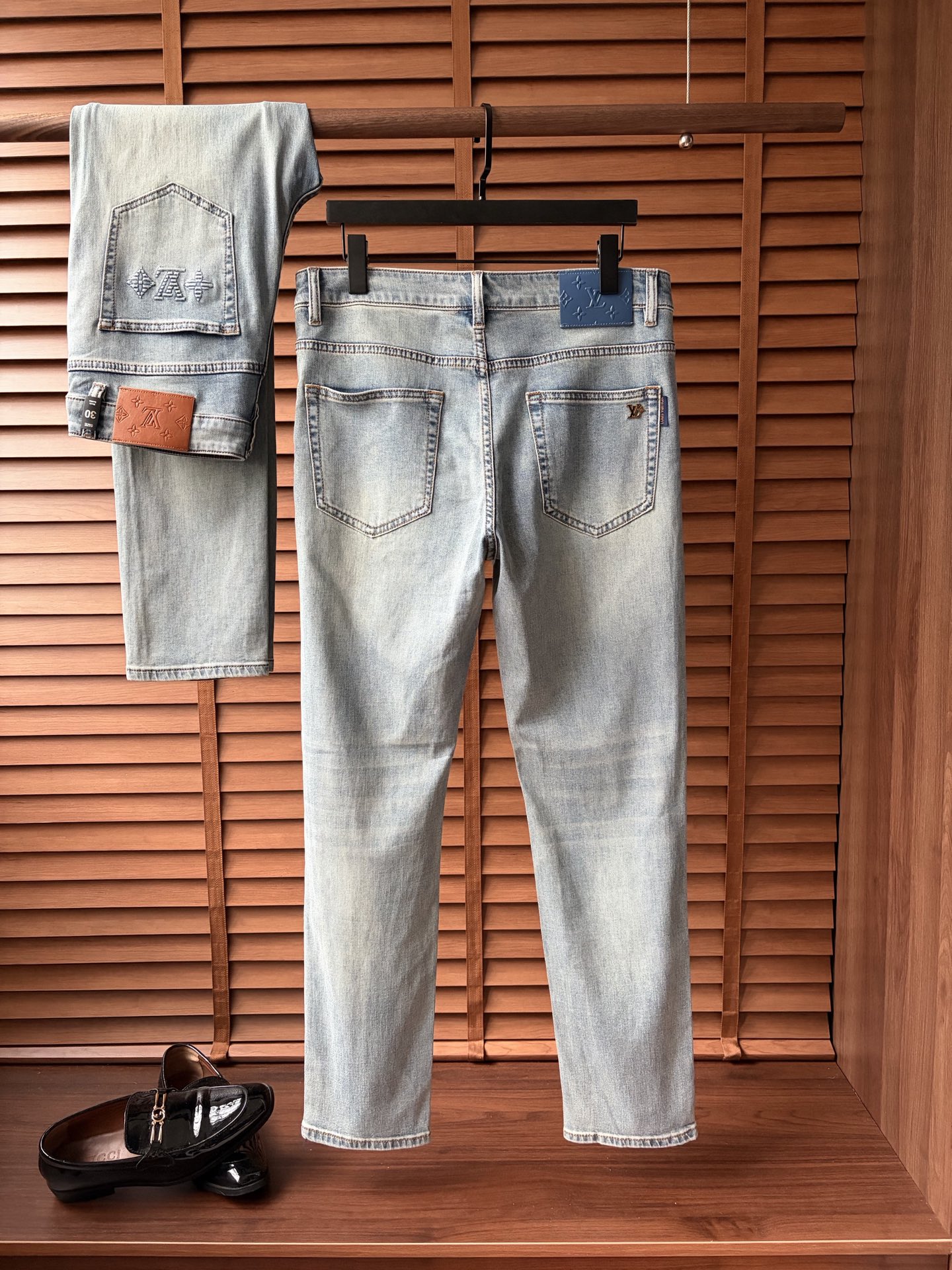 NO:927048,LV high-end customization, the latest jeans, sold simultaneously at the counter, original customization, customer-supplied hardware accessories, original quality, imported solid-color denim elastic fabric, heavy washing, fine workmanship, and excellent upper body!  Preferred items……………………………………………………………… Size29-38,,louis vuitton,jeans,19860909LV 高端定制、最新款牛仔裤 柜台同步发售 原版定制 客供五金辅料 原单品质 进口固色牛仔弹力面料 重工洗水 做工走线精细 上身绝佳！优选单品 …………………………………………………… Size29-38,,louis vuitton,jeans,,Men's clothing