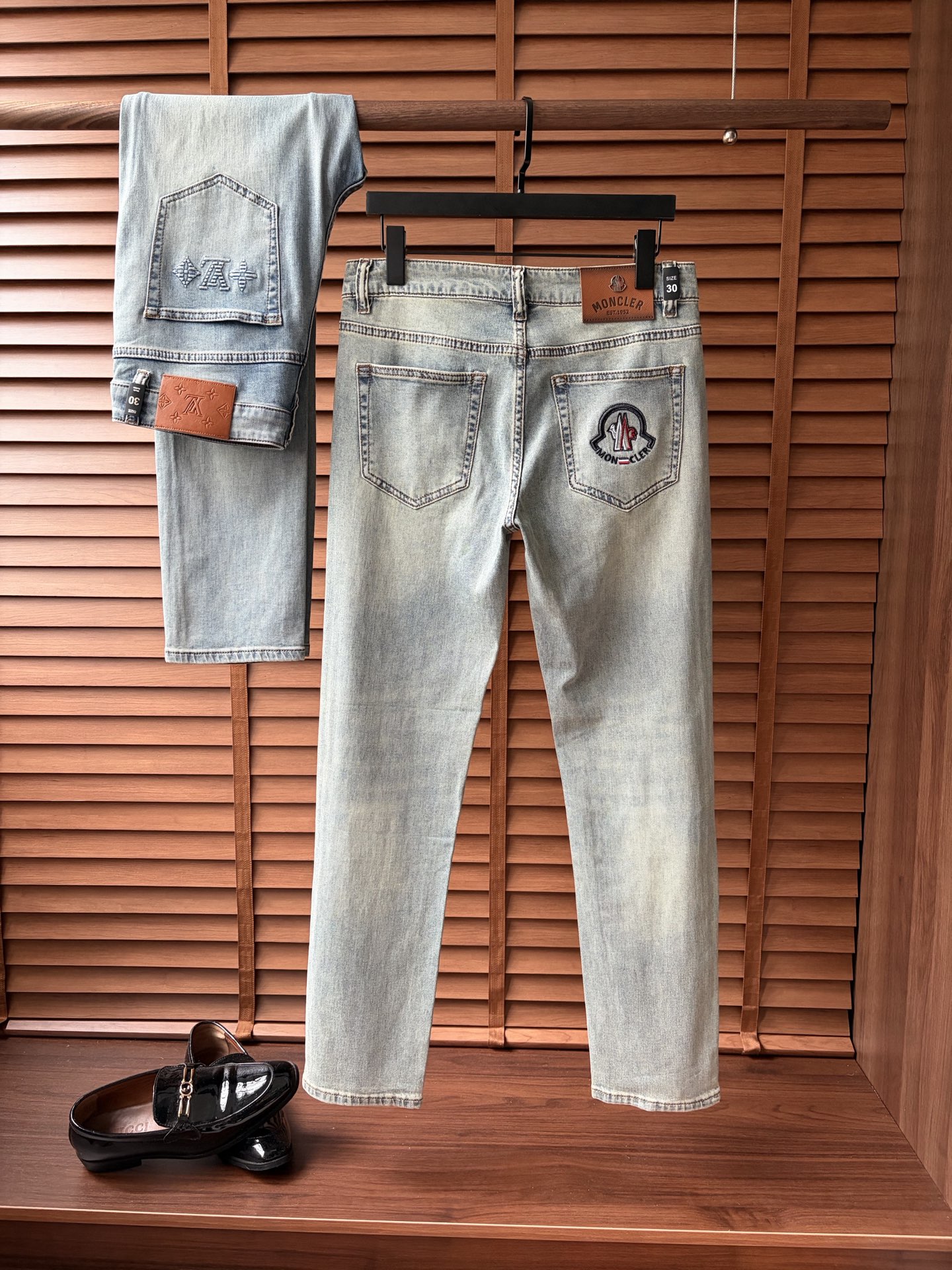 NO:906449,Meng Mouth, high-end customization, the latest jeans, sold simultaneously at the counter, original customization, customer-supplied hardware and accessories, original quality, imported solid-color denim stretch fabric, heavy washing, fine workmanship, and excellent upper body!  Preferred items ……………………………………………………………… Size29-38,,Moncler,jeans,19860909蒙口 高端定制、最新款牛仔裤 柜台同步发售 原版定制 客供五金辅料 原单品质 进口固色牛仔弹力面料 重工洗水 做工走线精细 上身绝佳！优选单品 …………………………………………………… Size29-38,,Moncler,jeans,,Men's clothing