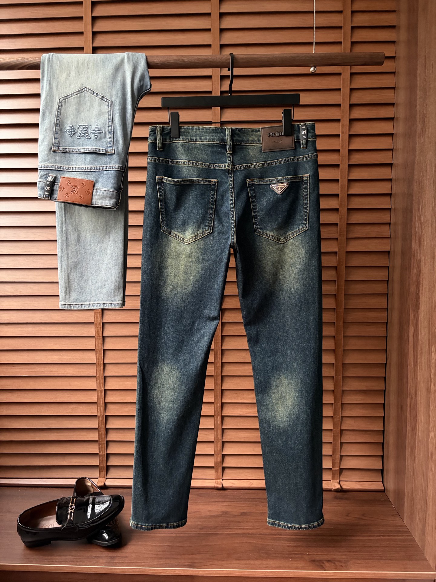 NO:906454,Pula, high-end customization, the latest jeans, sold simultaneously at the counter, original customization, customer-supplied hardware and accessories, original quality, imported solid-color denim stretch fabric, heavy washing, fine workmanship, and excellent upper body!  Preferred items……………………………………………………………… Size29-38,,prada,jeans,19860909普拉 高端定制、最新款牛仔裤 柜台同步发售 原版定制 客供五金辅料 原单品质 进口固色牛仔弹力面料 重工洗水 做工走线精细 上身绝佳！优选单品 …………………………………………………… Size29-38,,prada,jeans,,Men's clothing
