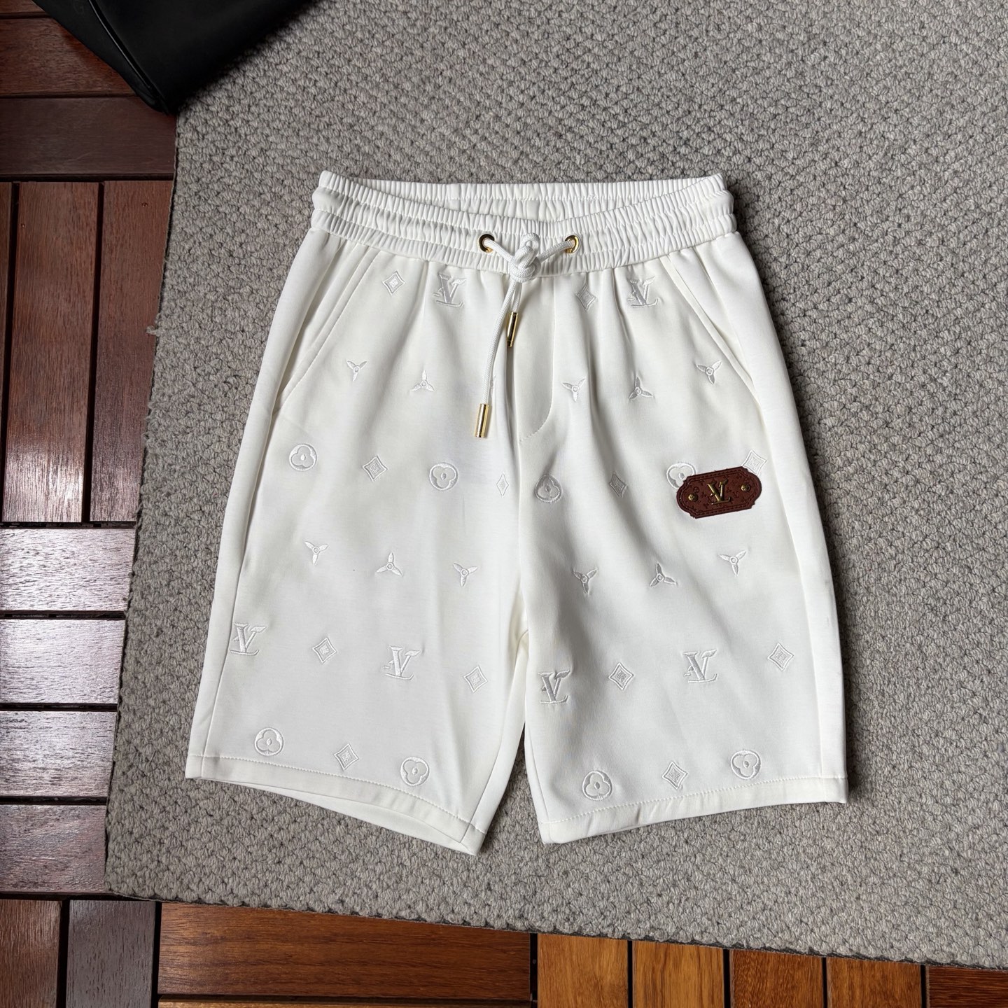 NO:906477,LV's 2026 new summer style shorts and casual pants, counter-customized fabrics with high breathability and comfort, impeccable details, brand element design concept, reflecting high quality. It feels delicate and soft!  It presents a casual cut and the upper body shape is awesome!  Size M-3XL,,louis vuitton,shorts,19860909LV‘’2026夏季新款 短裤 休闲裤,专柜定制面料 透气舒适度高,细节无可挑剔,品牌元素设计理念,体现高品质.手感细腻柔软！呈现休闲裁剪,上身版型超赞！码数M-3XL,,louis vuitton,shorts,,Men's clothing