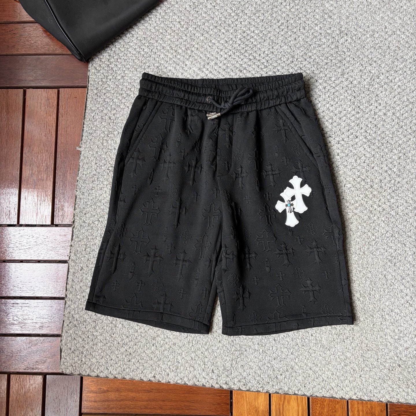 NO:926991,Cro's 2026 new summer style shorts and casual pants, counter-customized fabrics with high breathability and comfort, impeccable details, brand element design concept, reflecting high quality. It feels delicate and soft!  It presents a casual cut and the upper body shape is awesome!  Size M-3XL,,chrome hearts,shorts,19860909克罗‘’2026夏季新款 短裤 休闲裤,专柜定制面料 透气舒适度高,细节无可挑剔,品牌元素设计理念,体现高品质.手感细腻柔软！呈现休闲裁剪,上身版型超赞！码数M-3XL,,chrome hearts,shorts,,Men's clothing