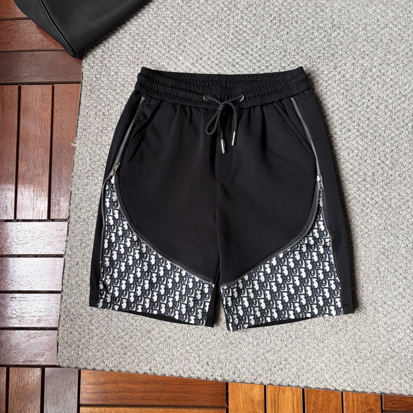 NO:926981,dr‘’2026 new summer style shorts and casual pants, counter-customized fabrics with high breathability and comfort, impeccable details, brand element design concept, reflecting high quality. It feels delicate and soft!  It presents a casual cut and the upper body shape is awesome!  Size M-3XL,,shorts,19860909dr‘’2026夏季新款 短裤 休闲裤,专柜定制面料 透气舒适度高,细节无可挑剔,品牌元素设计理念,体现高品质.手感细腻柔软！呈现休闲裁剪,上身版型超赞！码数M-3XL,,shorts,,Men's clothing