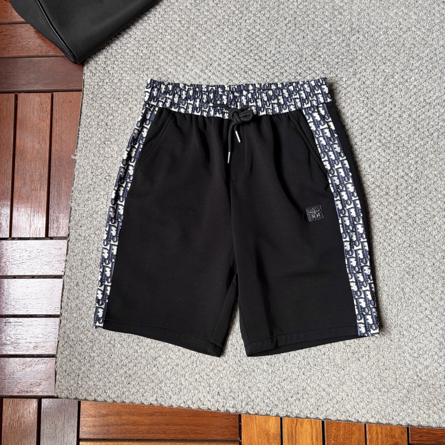 NO:906482,dr‘’2026 new summer style shorts and casual pants, counter-customized fabrics with high breathability and comfort, impeccable details, brand element design concept, reflecting high quality. It feels delicate and soft!  It presents a casual cut and the upper body shape is awesome!  Size M-3XL,,shorts,19860909dr‘’2026夏季新款 短裤 休闲裤,专柜定制面料 透气舒适度高,细节无可挑剔,品牌元素设计理念,体现高品质.手感细腻柔软！呈现休闲裁剪,上身版型超赞！码数M-3XL,,shorts,,Men's clothing