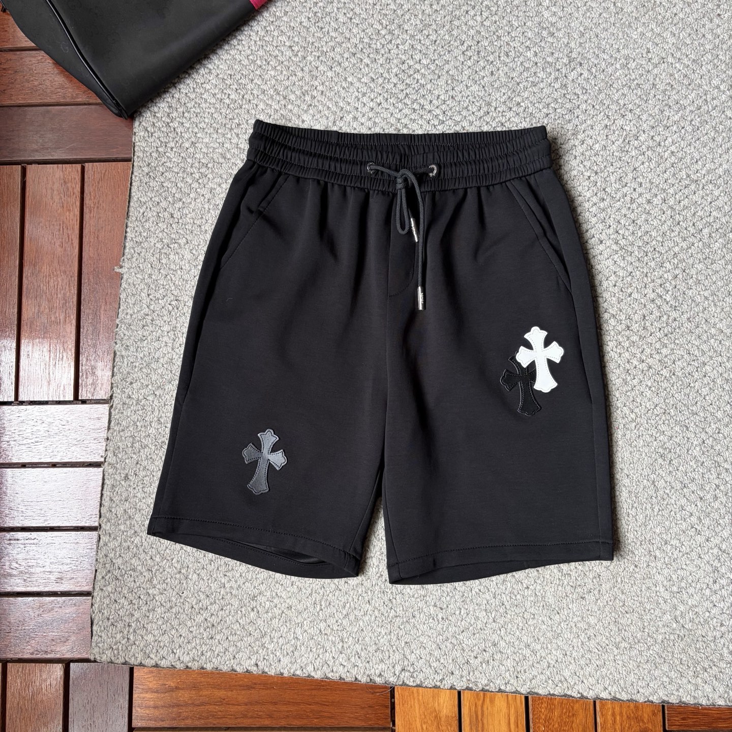 NO:906487,Cro's 2026 new summer style shorts and casual pants, counter-customized fabrics with high breathability and comfort, impeccable details, brand element design concept, reflecting high quality. It feels delicate and soft!  It presents a casual cut and the upper body shape is awesome!  Size M-3XL,,chrome hearts,shorts,19860909克罗‘’2026夏季新款 短裤 休闲裤,专柜定制面料 透气舒适度高,细节无可挑剔,品牌元素设计理念,体现高品质.手感细腻柔软！呈现休闲裁剪,上身版型超赞！码数M-3XL,,chrome hearts,shorts,,Men's clothing