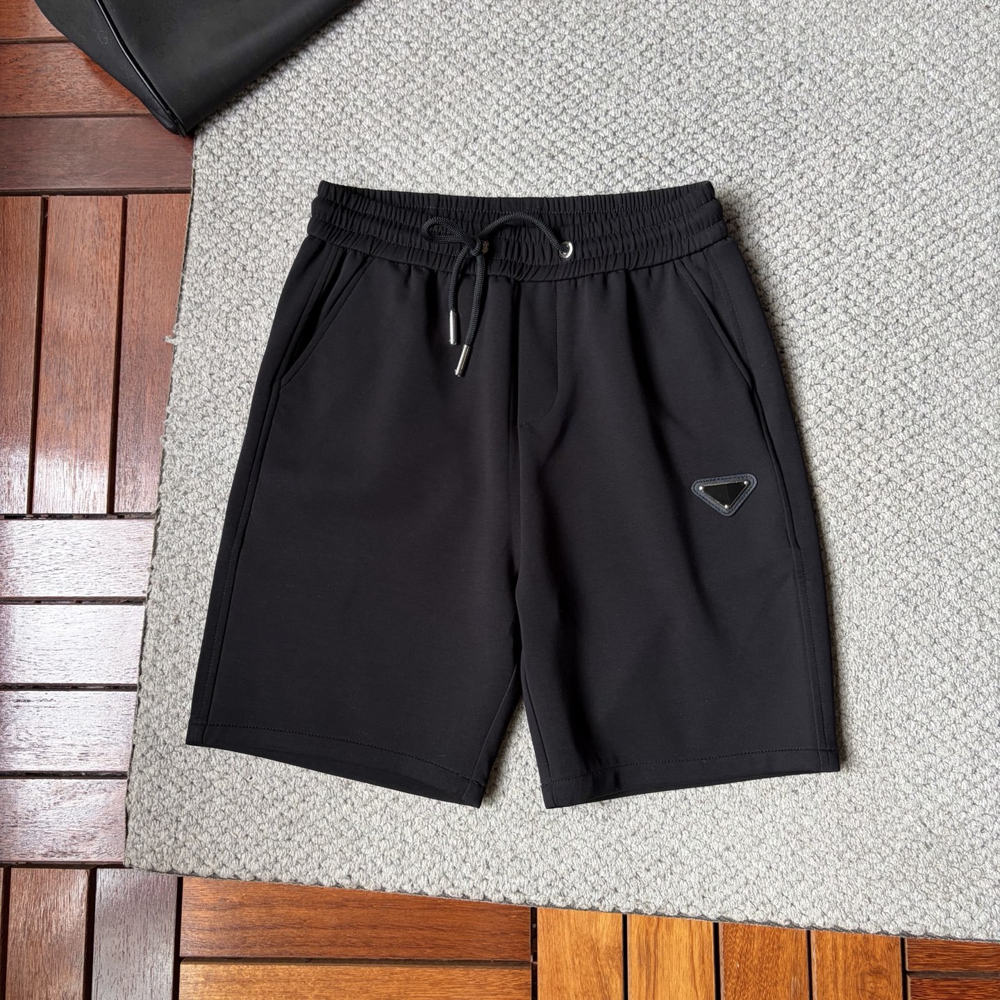 NO:906492,Pula's 2026 new summer style shorts and casual pants, counter-customized fabrics with high breathability and comfort, impeccable details, brand element design concept, reflecting high quality. It feels delicate and soft!  It presents a casual cut and the upper body shape is awesome!  Size M-3XL,,prada,shorts,19860909普拉‘’2026夏季新款 短裤 休闲裤,专柜定制面料 透气舒适度高,细节无可挑剔,品牌元素设计理念,体现高品质.手感细腻柔软！呈现休闲裁剪,上身版型超赞！码数M-3XL,,prada,shorts,,Men's clothing